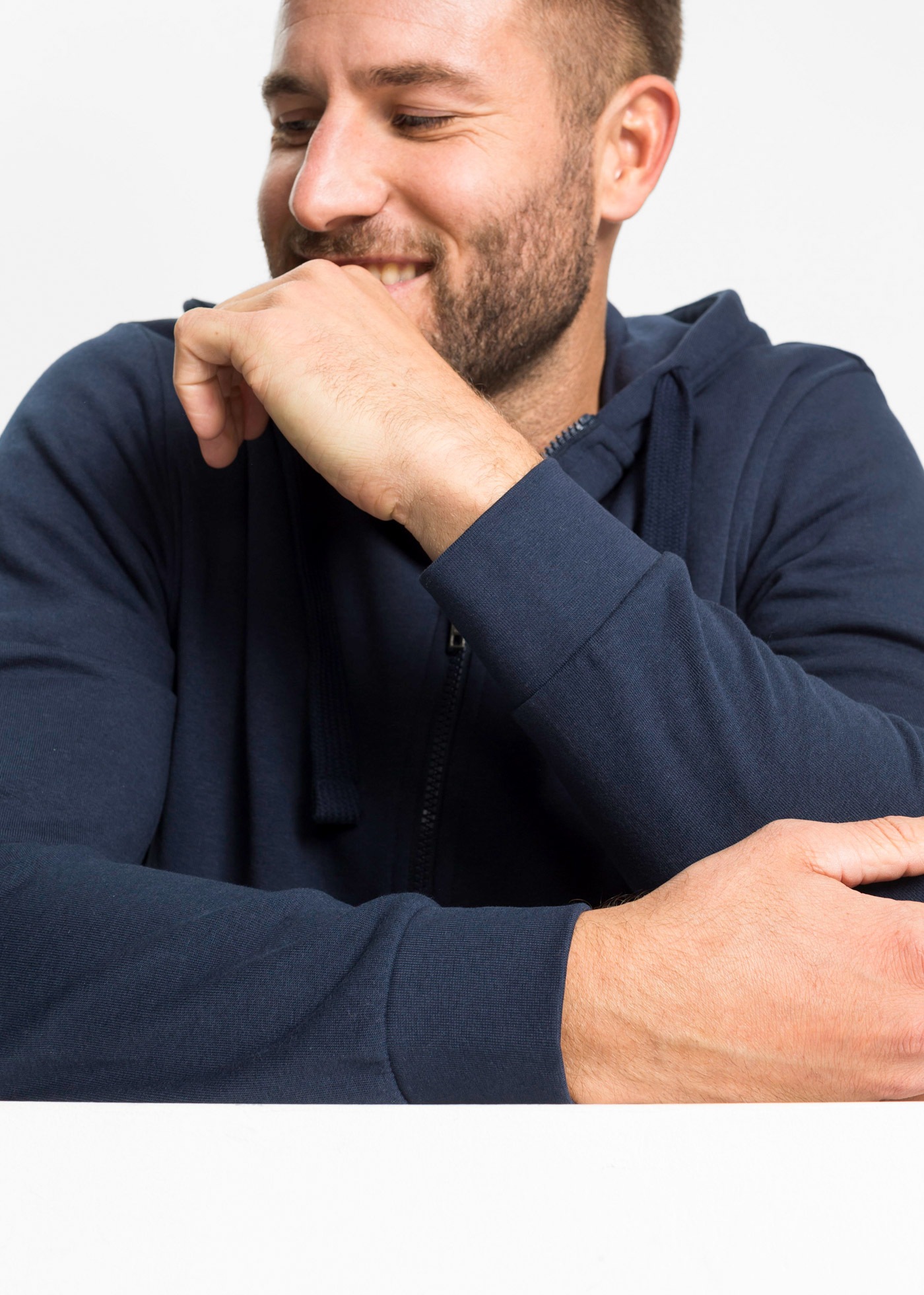 bonprix Kapuzensweatjacke »Kapuzen-Sweatjacke mit Reißverschluss« mit Kapuze, mit Reißverschluss, mit Kängurutaschen, Regular Fit