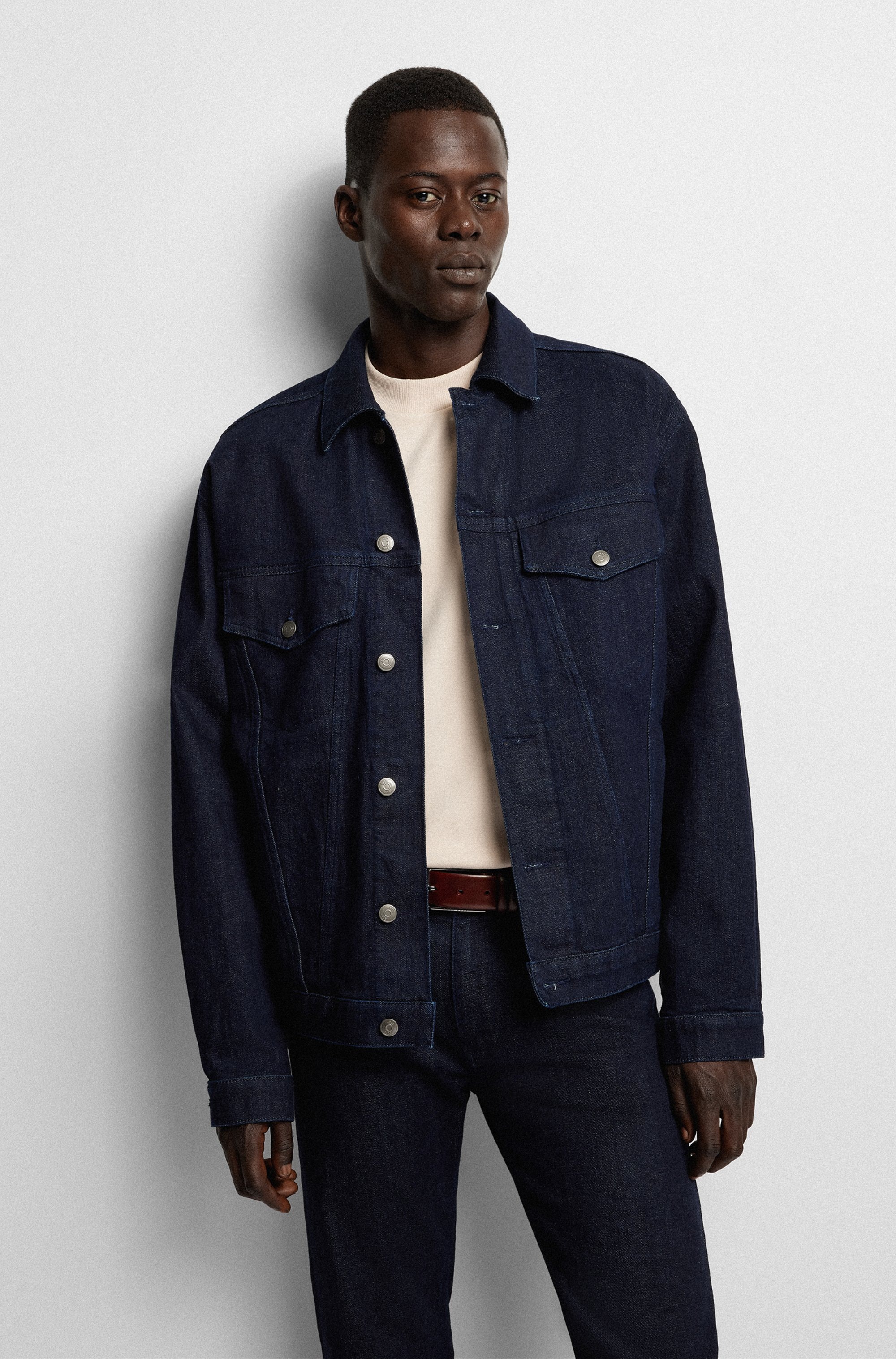 BOSS Ledergürtel »Carmello« aus gegerbtem Leder mit HUGO BOSS Logo-Prägung auf Metallschliesse