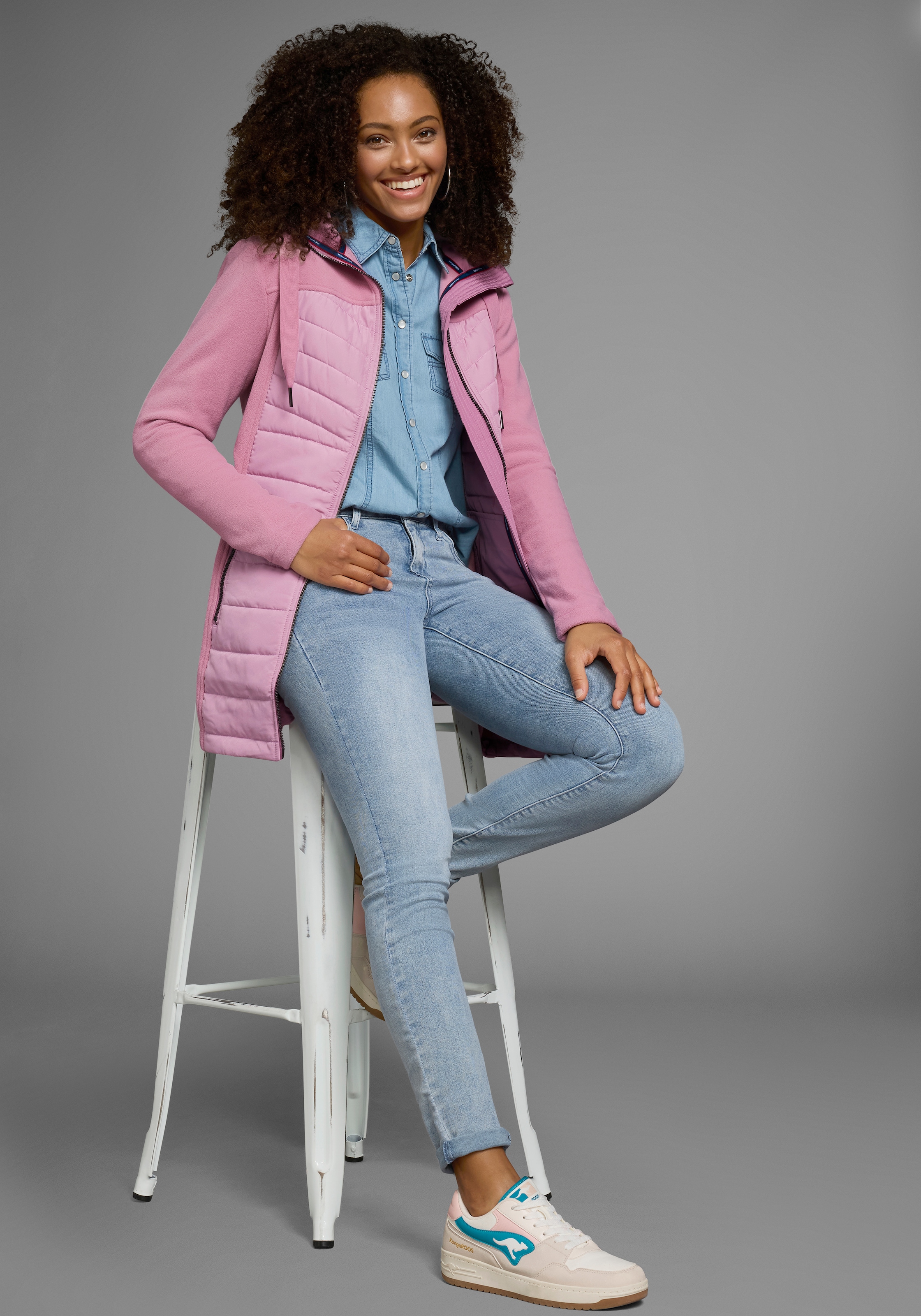 KangaROOS Langjacke, mit Kapuze, leichter Webstoff, figurbetonter Schnitt, mit Kapuze