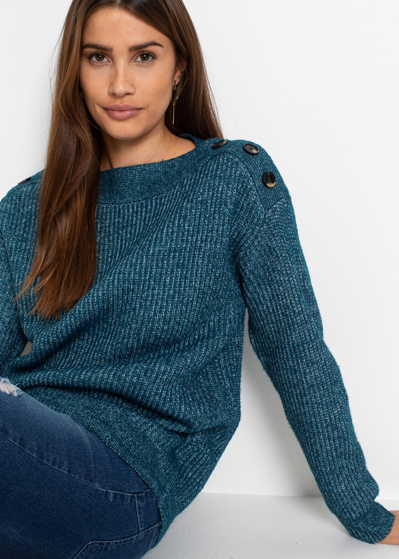 bonprix Strickpullover »Pullover mit Knöpfen« in Melange-Optik, leicht überschnittene Schultern mit Knopfverzierung