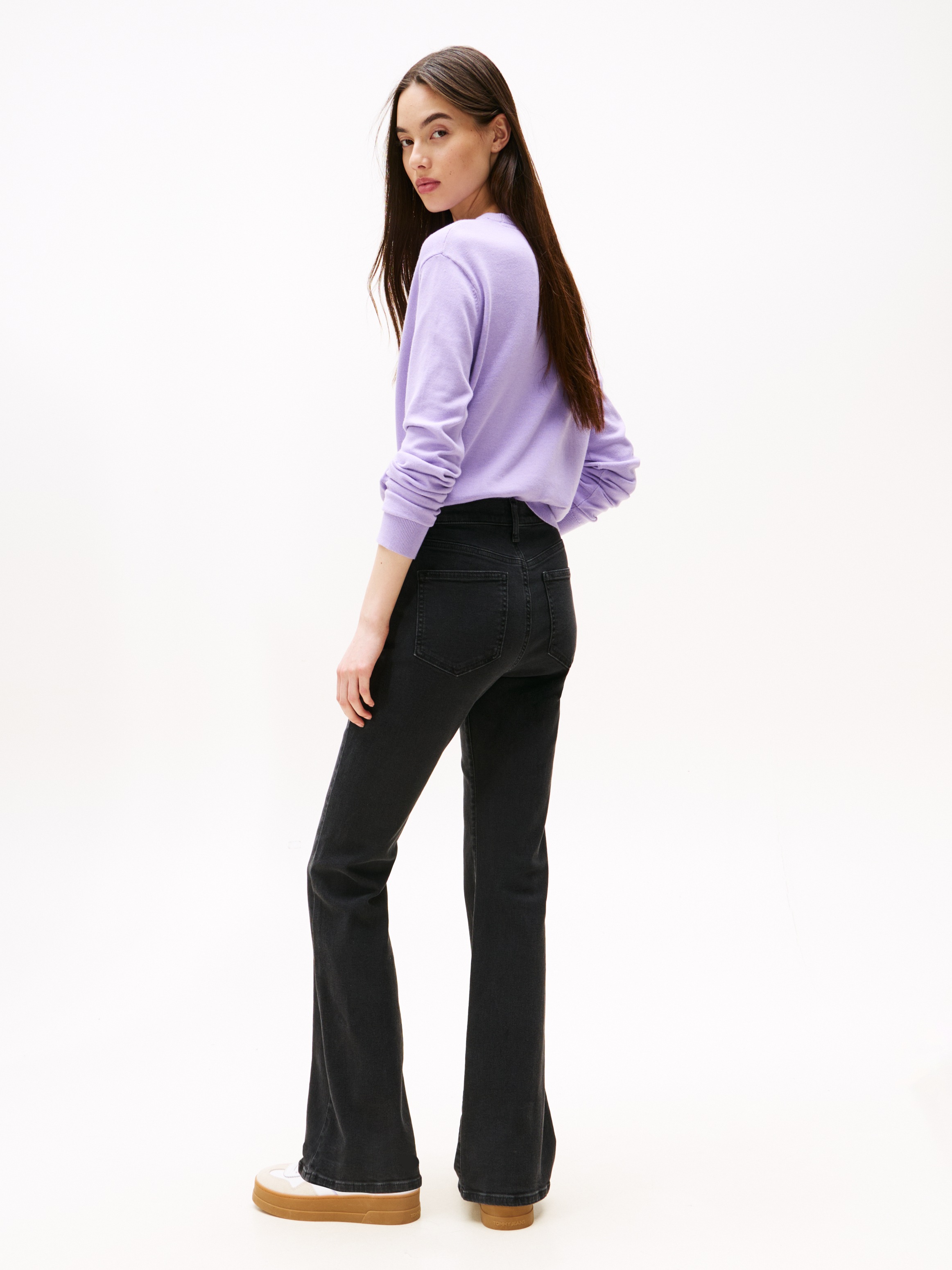 Tommy Jeans Bootcut-Jeans »SYLVIA HGH FLR«, Weite Beinform und Logo Stickerei auf der Gesäßtasche