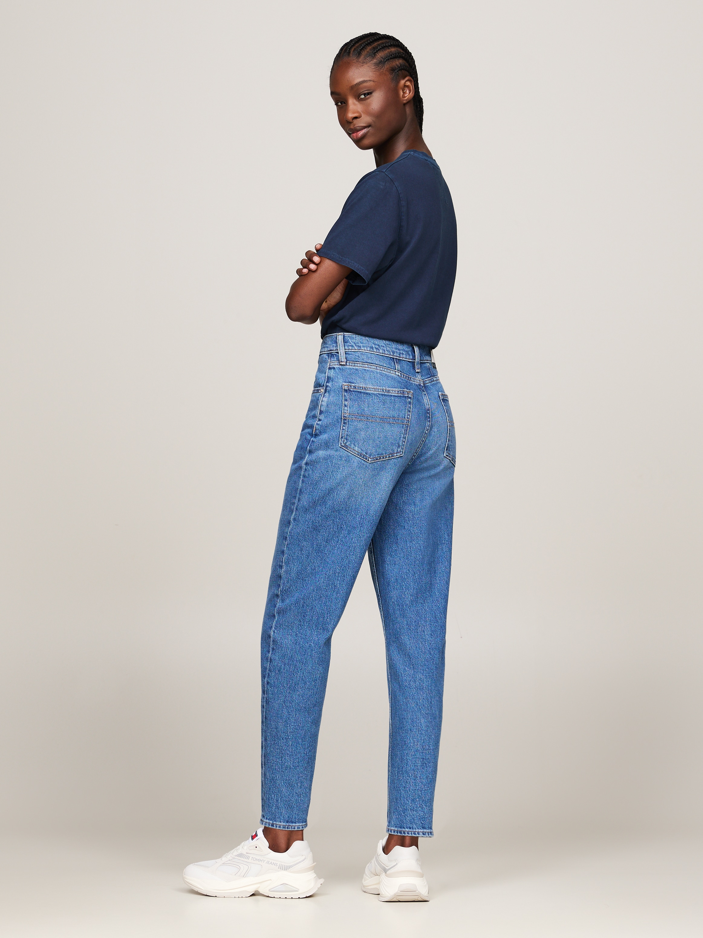 Tommy Jeans Tapered-fit-Jeans »High waist - Mom-Jeans Tapered«, Im 5-Pocket-Style und leicht ausgewaschen