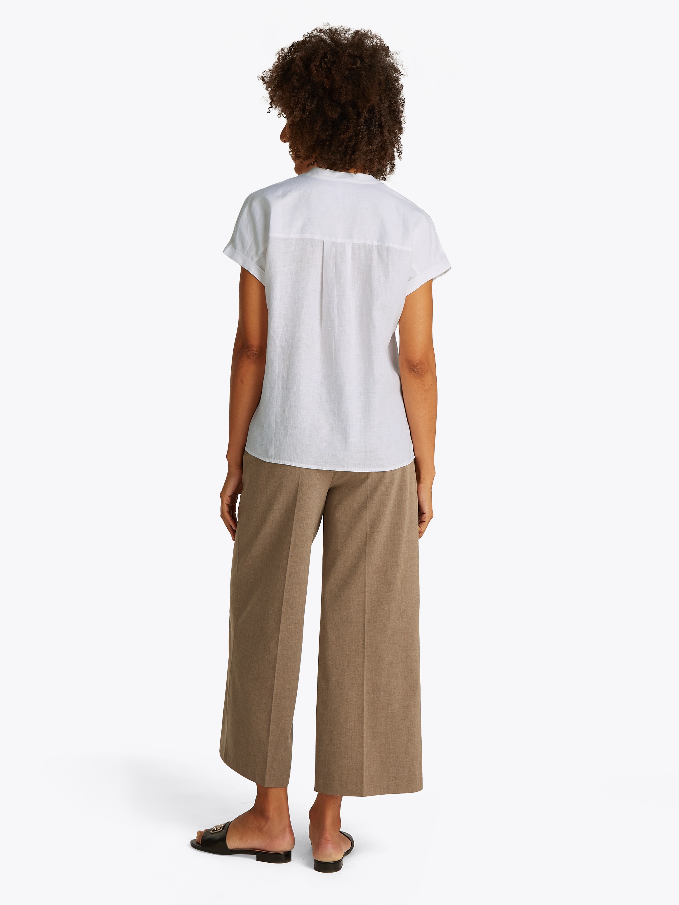Tommy Hilfiger Kurzarmbluse »ESS LINEN COLLARLESS S/S BLOUSE«, mit Logostickerei,kühlendes Premium Leinen