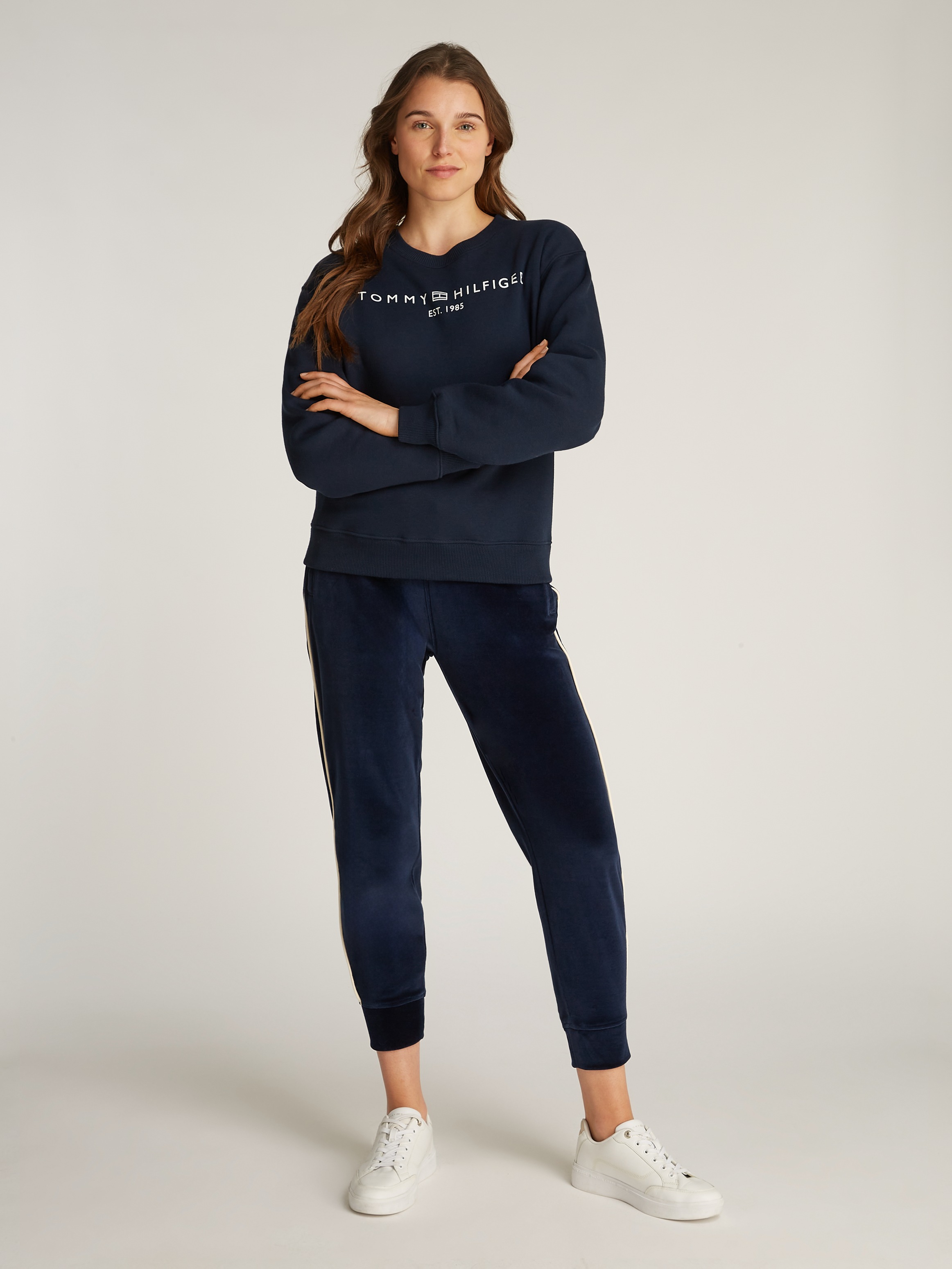 Tommy Hilfiger Sweatshirt »MDRN REG CORP LOGO C-NK SWTSHRT«, mit Logoschriftzug