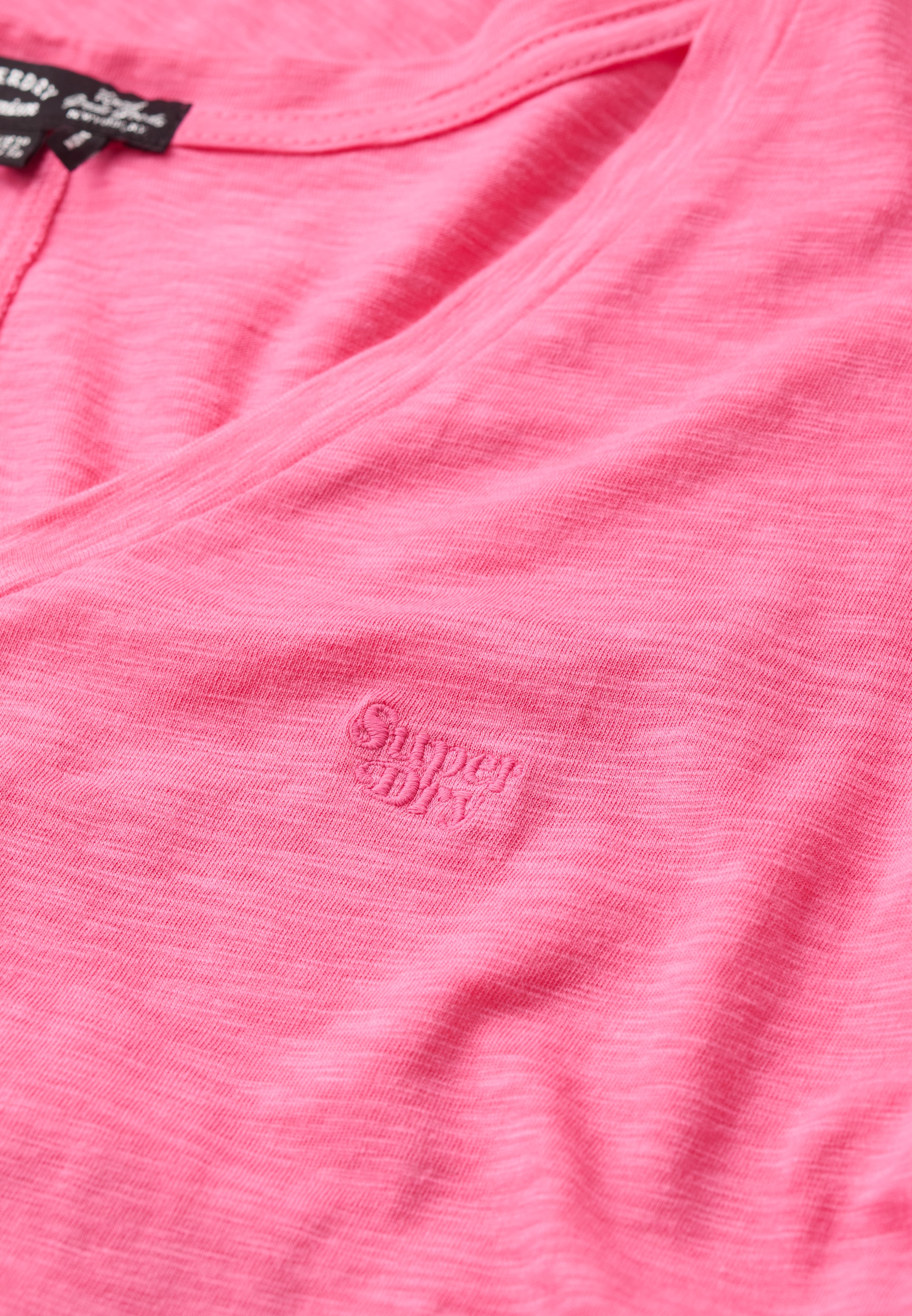 Superdry V-Shirt »STUDIOS SLUB EMB VEE TEE«, strukturiertes T-Shirt mit V-Ausschnitt und Stickerei