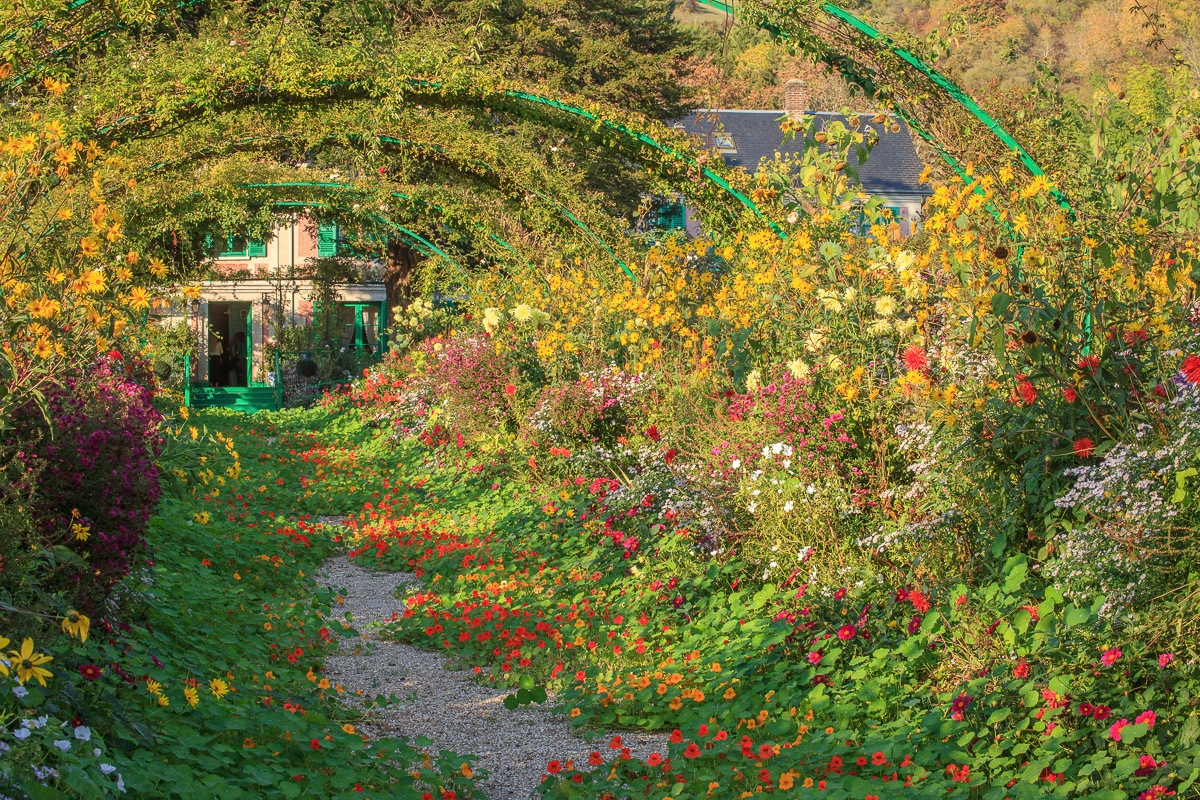 Papermoon Fototapete »MONETS GARTEN-GIVERNY BLUMEN ALLEE PERGOLA KÜNSTLER WEG«