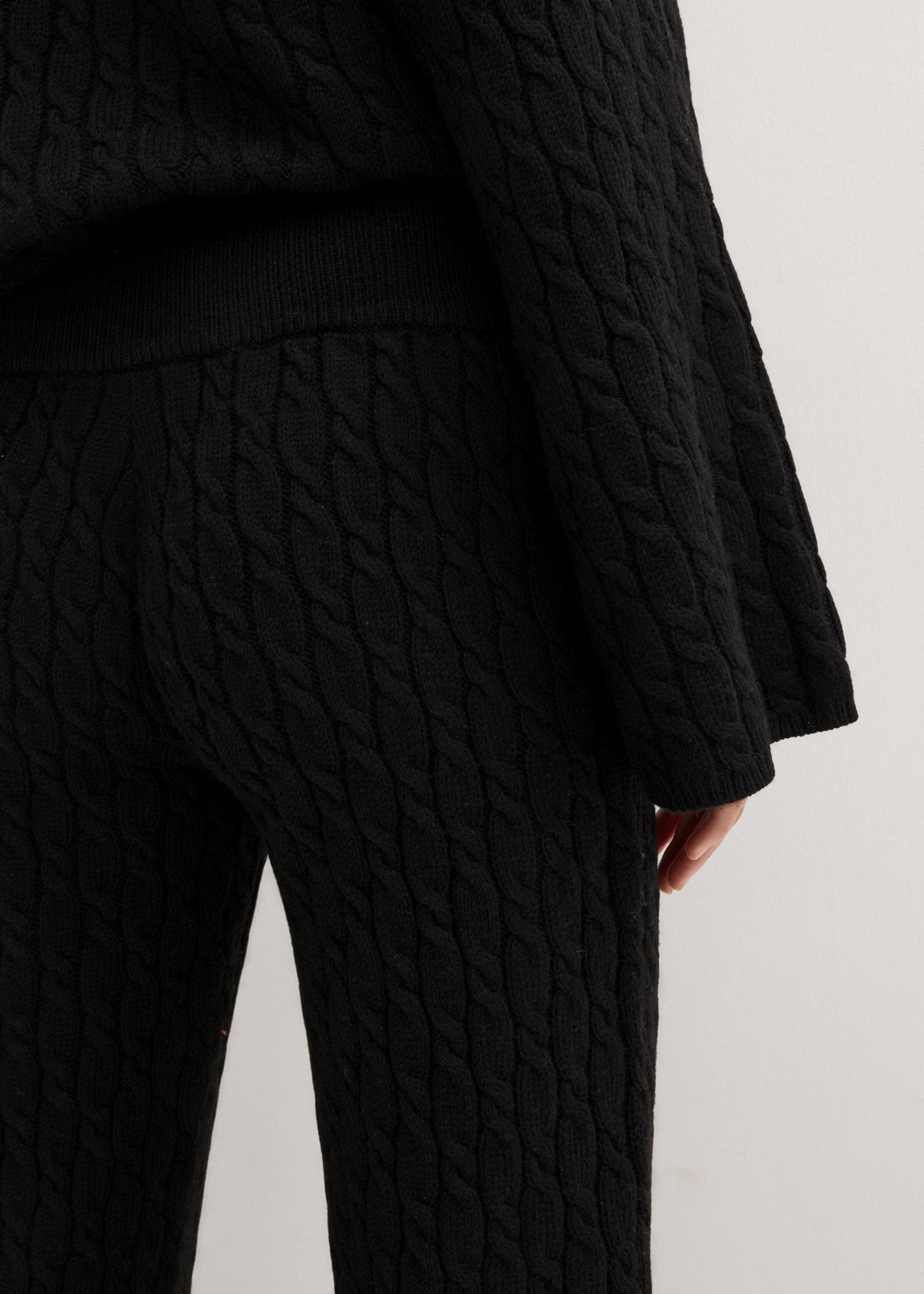 bonprix Stoffhose »Strickhose mit Zopfmuster«  aus Polyester und Wolle, Loose Fit, weite Beinform, mit Zopfmuster