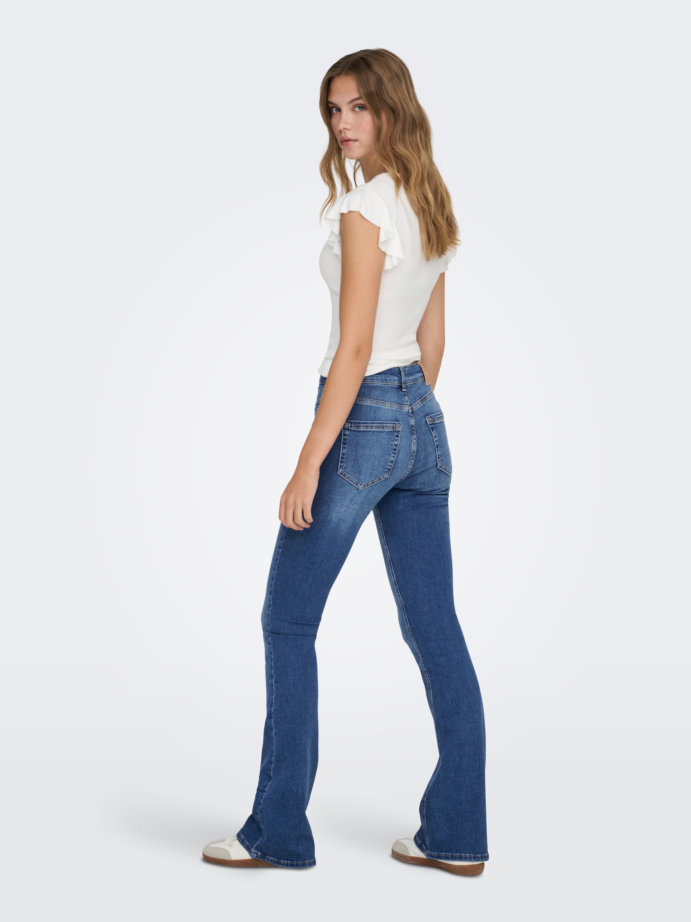 ONLY Bootcut-Jeans »ONLBLUSH – Bootcut-Jeans mit Mid Waist für bequeme Silhouette«, Abriebeffekte, modisch, bootcut fit, Eingrifftaschen, unifarben