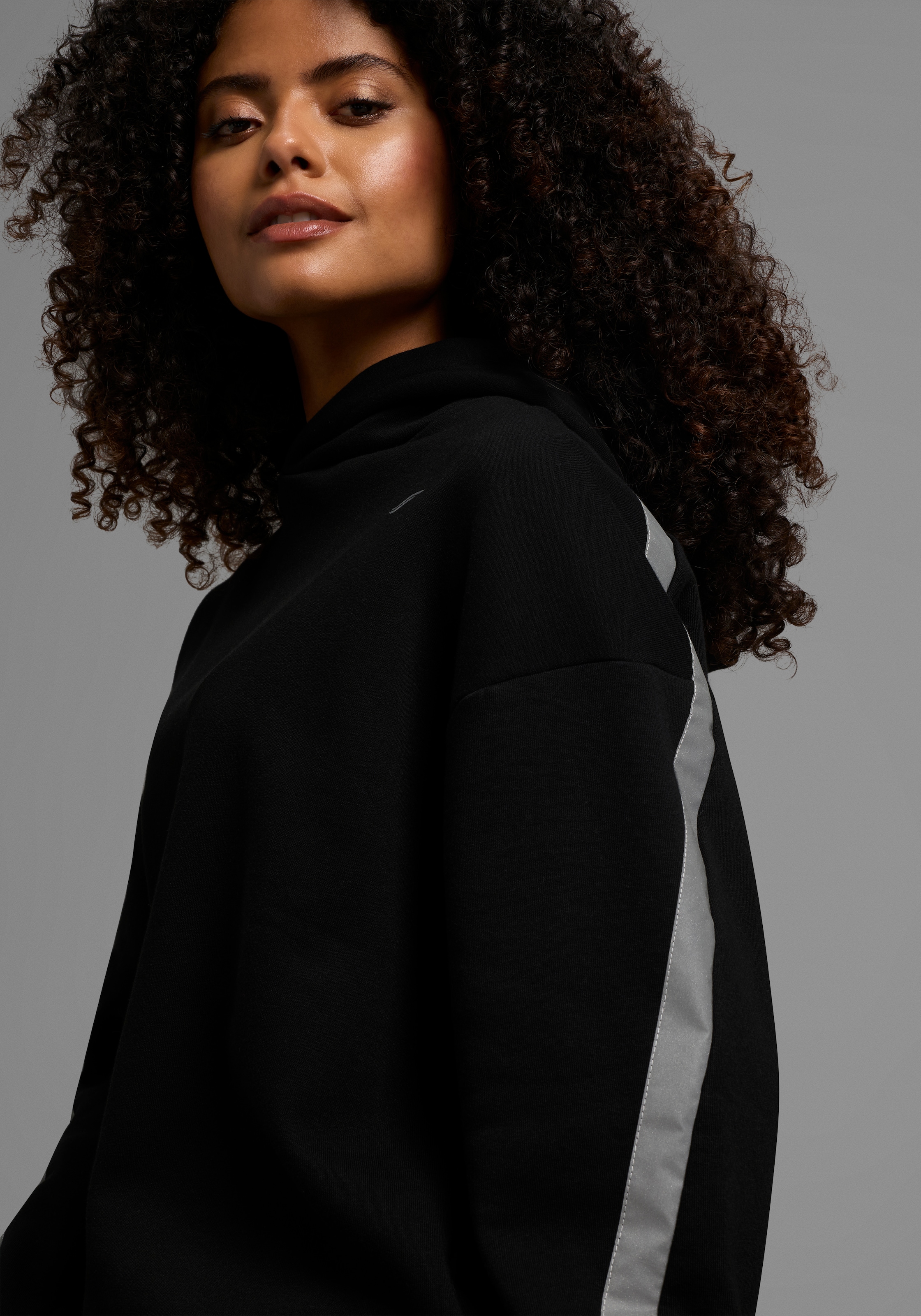 FAYN SPORTS Kapuzensweatshirt, Weiches oversized Sweatshirt mit Reflektorstreifen und Kapuze.