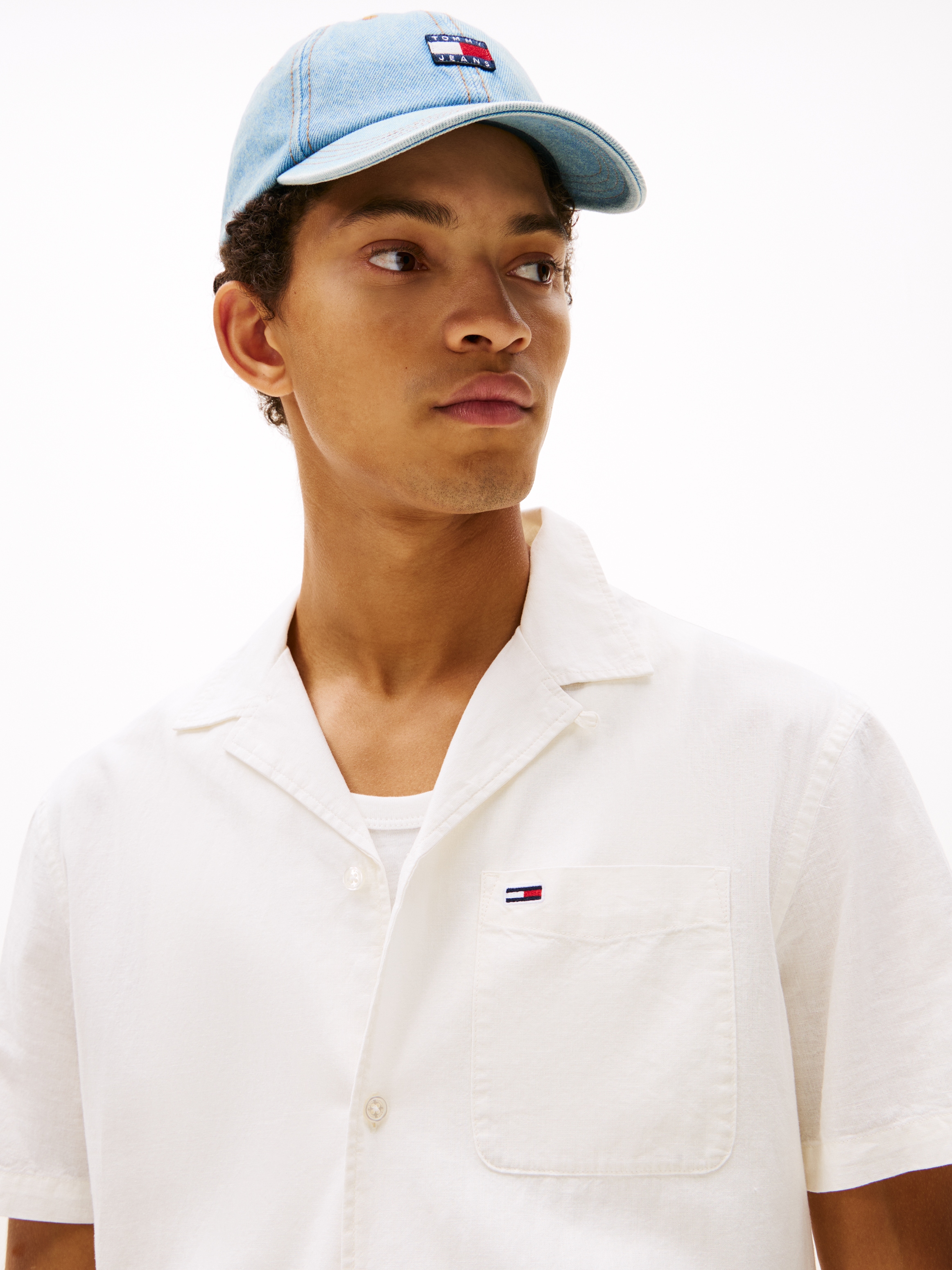 Tommy Jeans Kurzarmhemd »TJM LINEN BLEND CAMP SS EXT«, Mit V-Ausschnitt