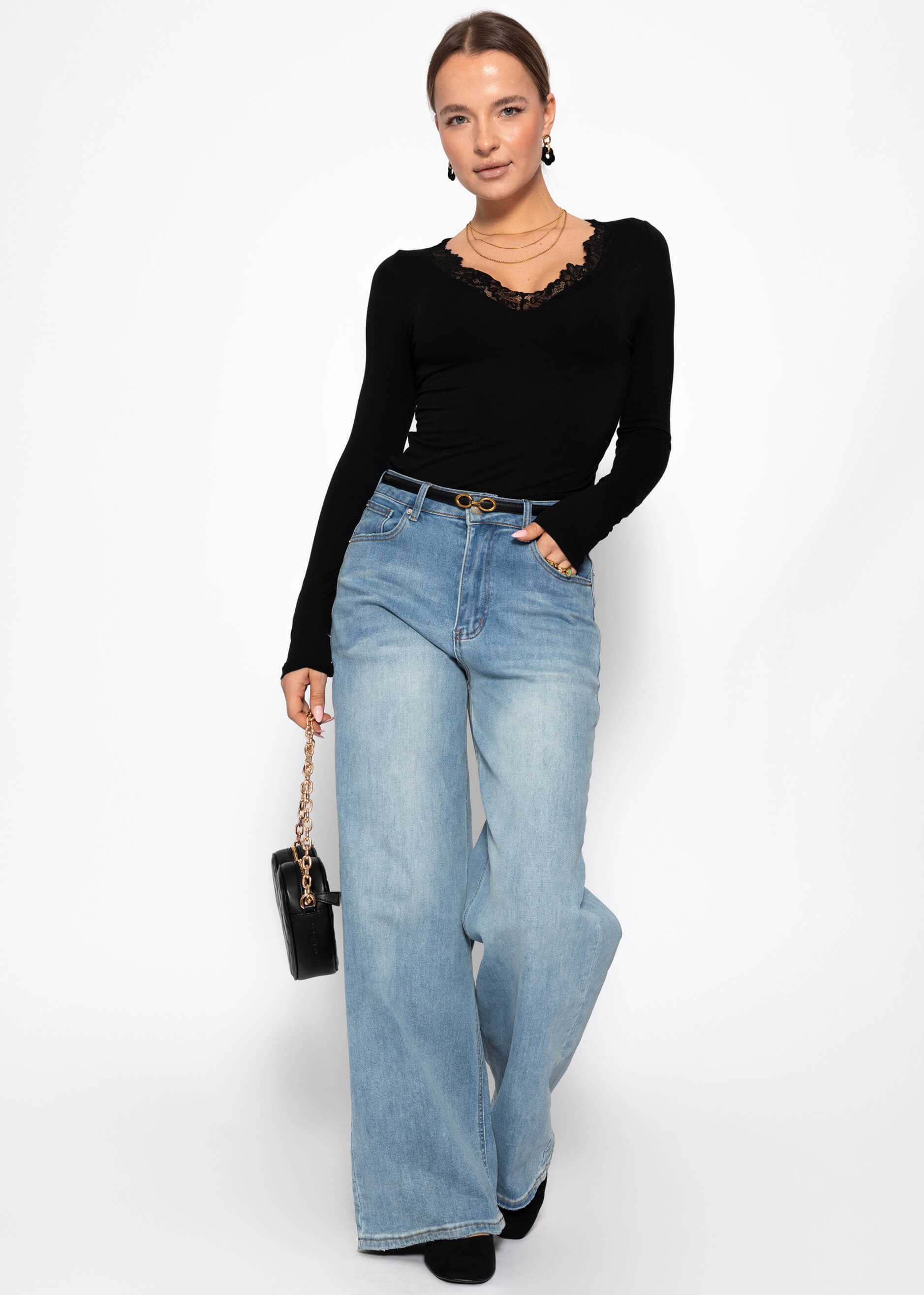 SASSYCLASSY Langarmshirt »Langarmshirt mit Spitzenausschnitt« Feminines Top mit tiefem Rundhals und extra langen Ärmeln