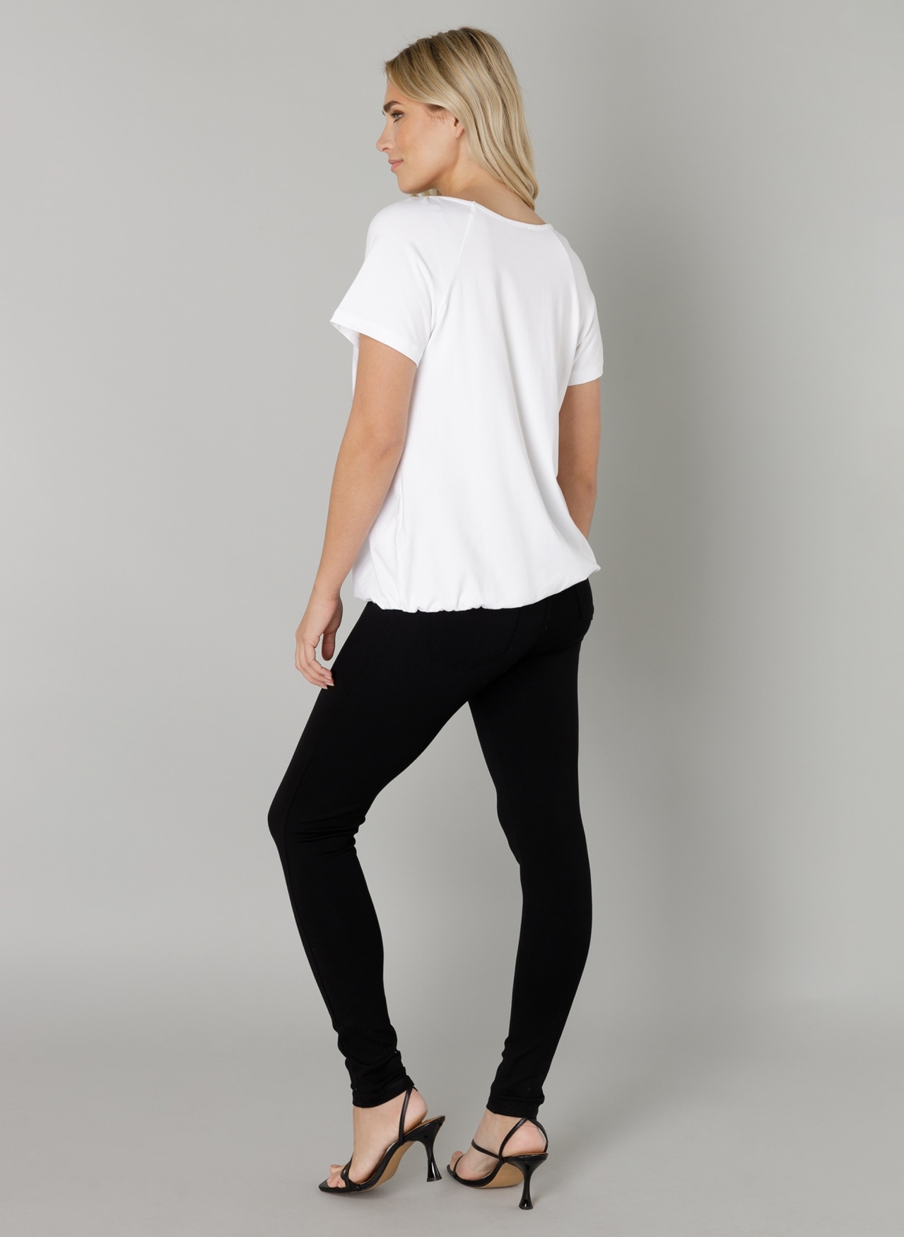Base Level T-Shirt »Yona«, mit Raffung am Rundhalsausschnitt