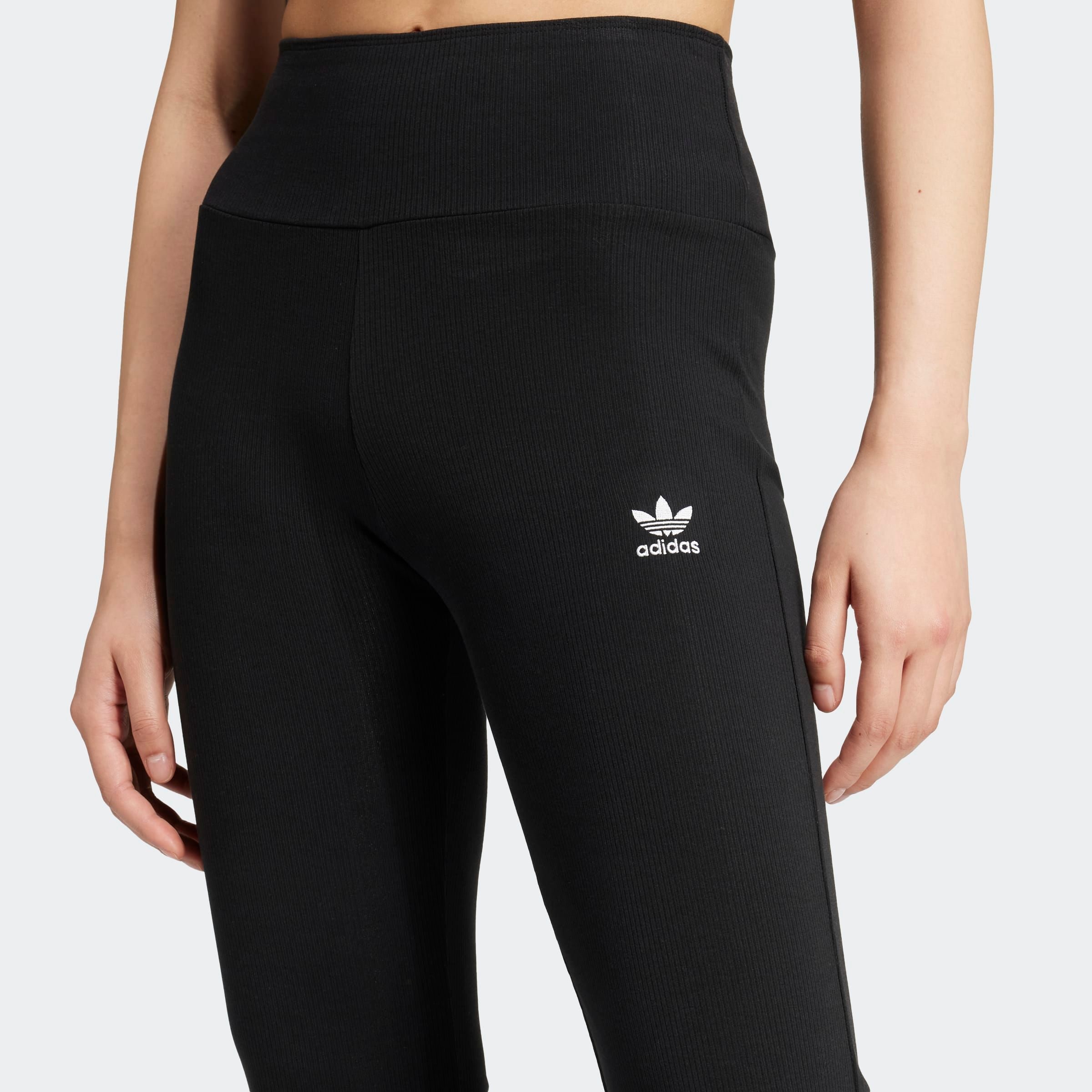 adidas Originals Leggings »ESS FL LEGGINGS«, (1 tlg.), stylishe Leggings mit ausgestelltem Beim und Ripp Optik