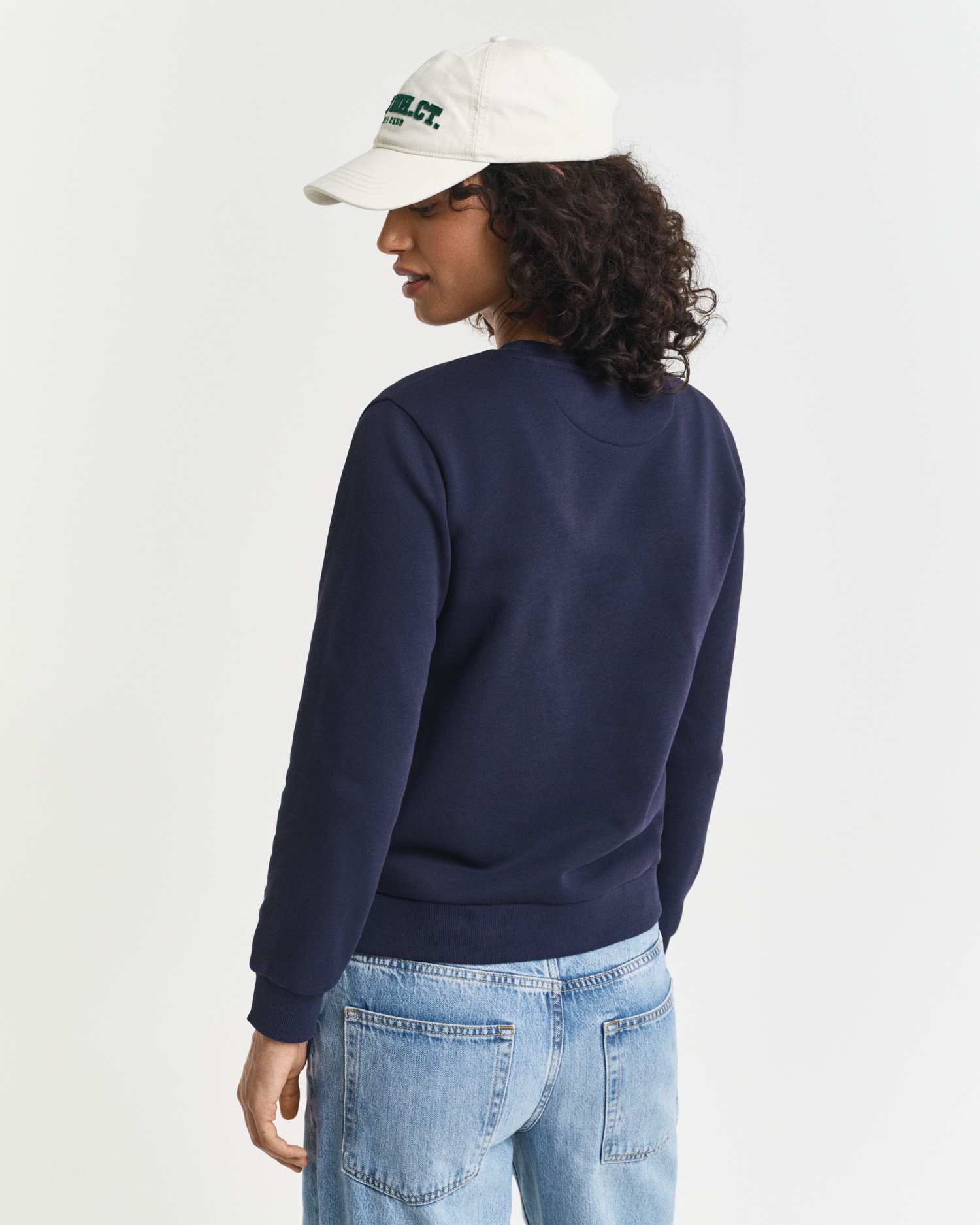Gant Sweatshirt »REG TONAL SHIELD C-NECK SWEAT« Ton in Ton Stickerei, Rundhals