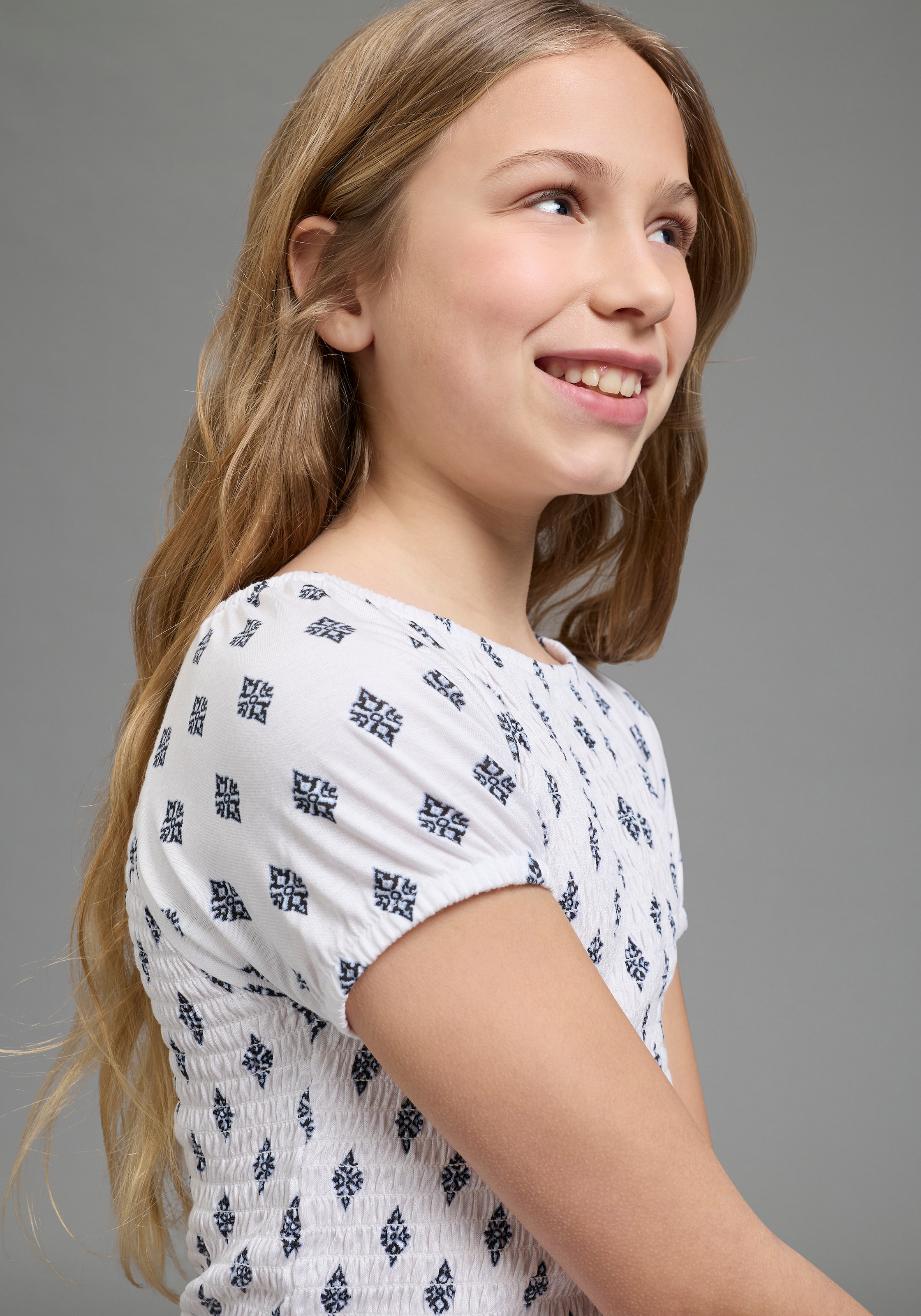 Bruno Banani Jerseykleid »Allover gemustertes Smoke Kleid, Carmenkleid für Mädchen« für Mädchen, mit Carmenausschnitt, aus elastischem Jersey