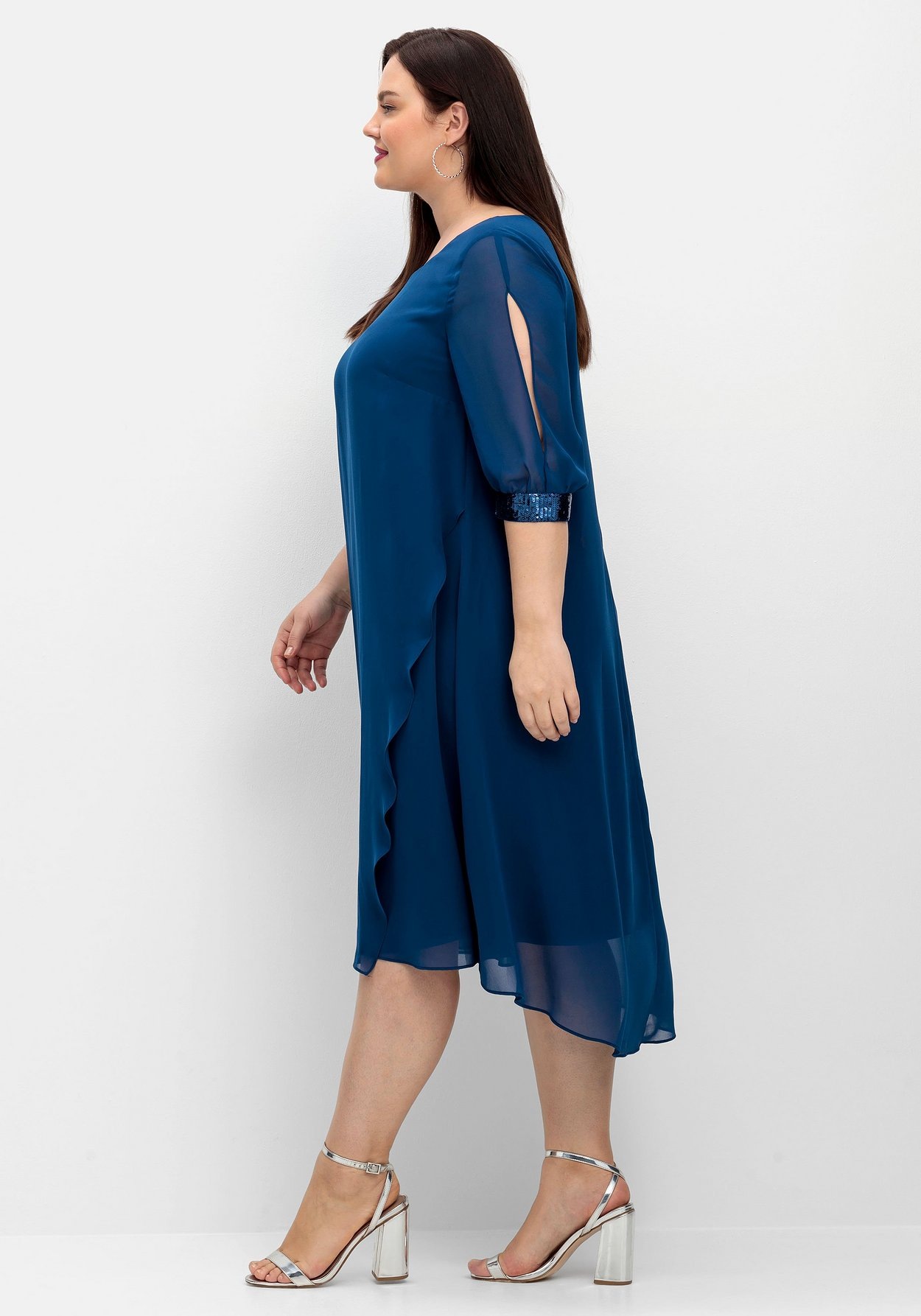 Sheego Abendkleid »Abendkleid aus Georgette, mit geschlitztem Ärmel«, aus Georgette, mit geschlitztem Ärmel