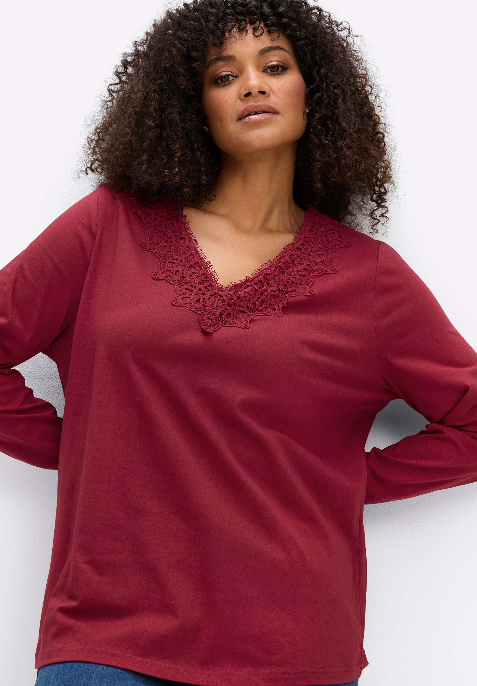 sheego by Joe Browns Spitzenshirt »Langarm-Shirt Langarmshirt mit Spitze am V-Ausschnitt«