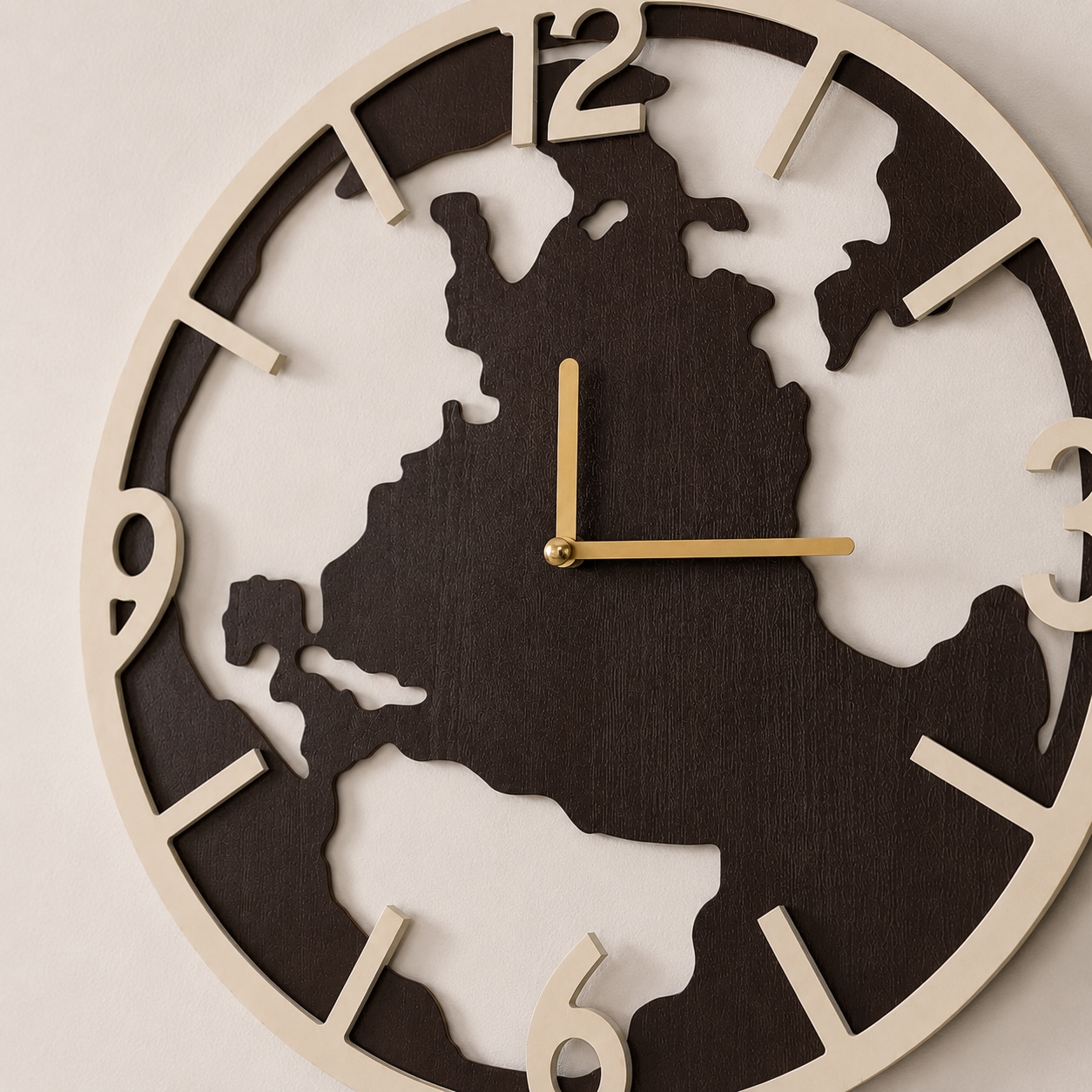OTTO home Uhr »runde Wanduhr mit Quarzuhrwerk, ca.39,5cm« aus MDF mit goldfarbenen Zeigern, Landkarte, Weltkarte