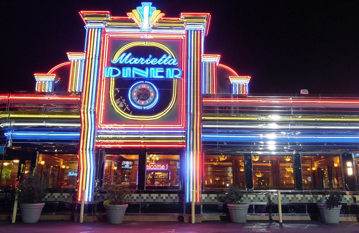 Papermoon Fototapete »RETRO DINER-NEON CADILLAC ELVIS ROUTE 66 VINTAGE ROSA«