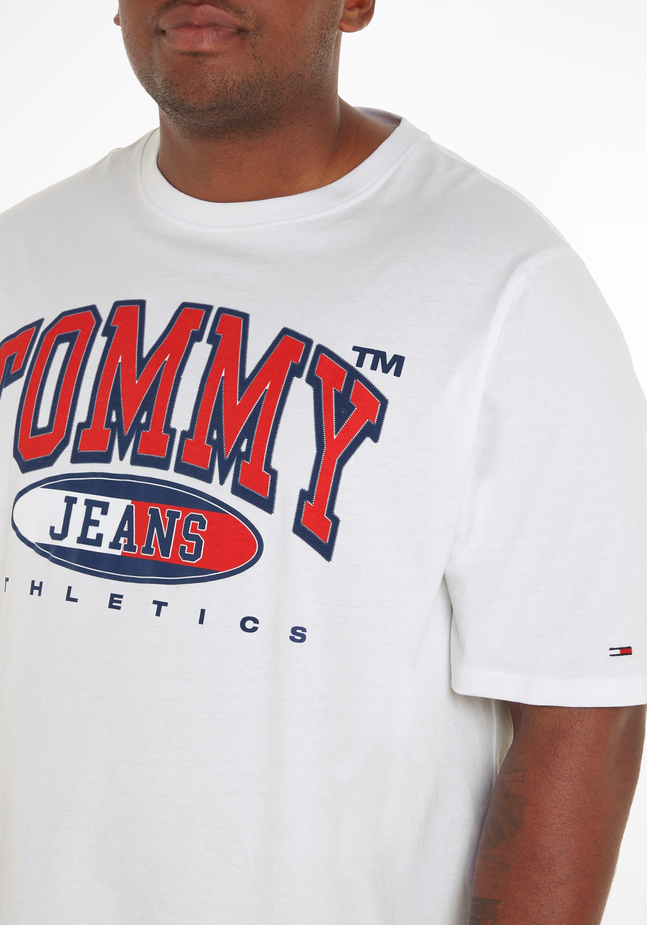 TEE«, OTTO bestellen GRAPHIC der mit Brust »TJM Plus Print Jeans auf T-Shirt ESSENTIAL online PLUS Tommy bei
