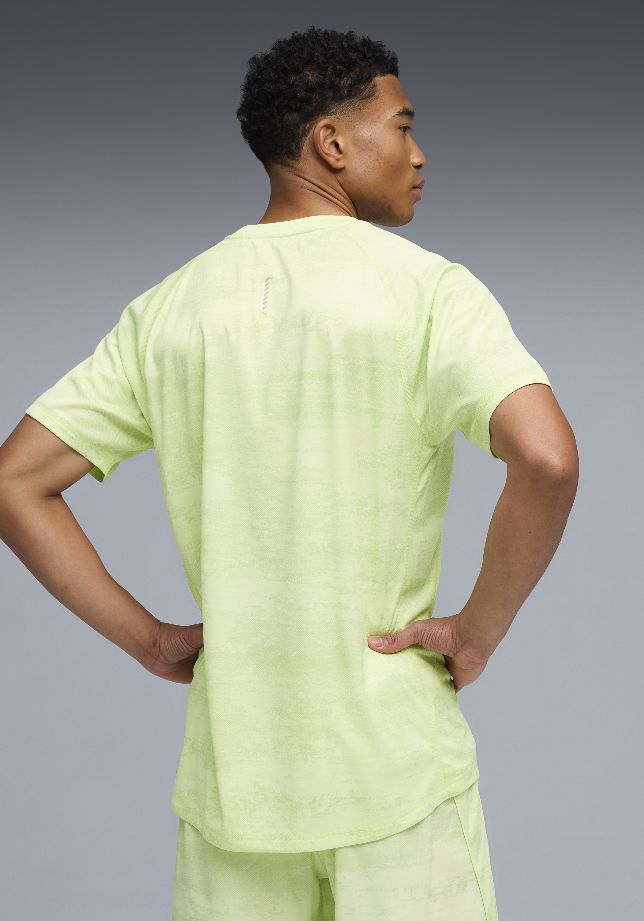 PUMA Laufshirt »M RUN VELOCITY AOP TEE« Slim Fit Passform, kurze Ärmel, für Training, mit Print-Applikation