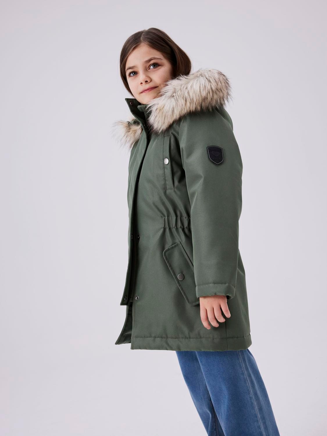 Name It Winterjacke »NKFMILLA PARKA JACKET LONG NOOS« mit Kapuze in grün, Größe 128