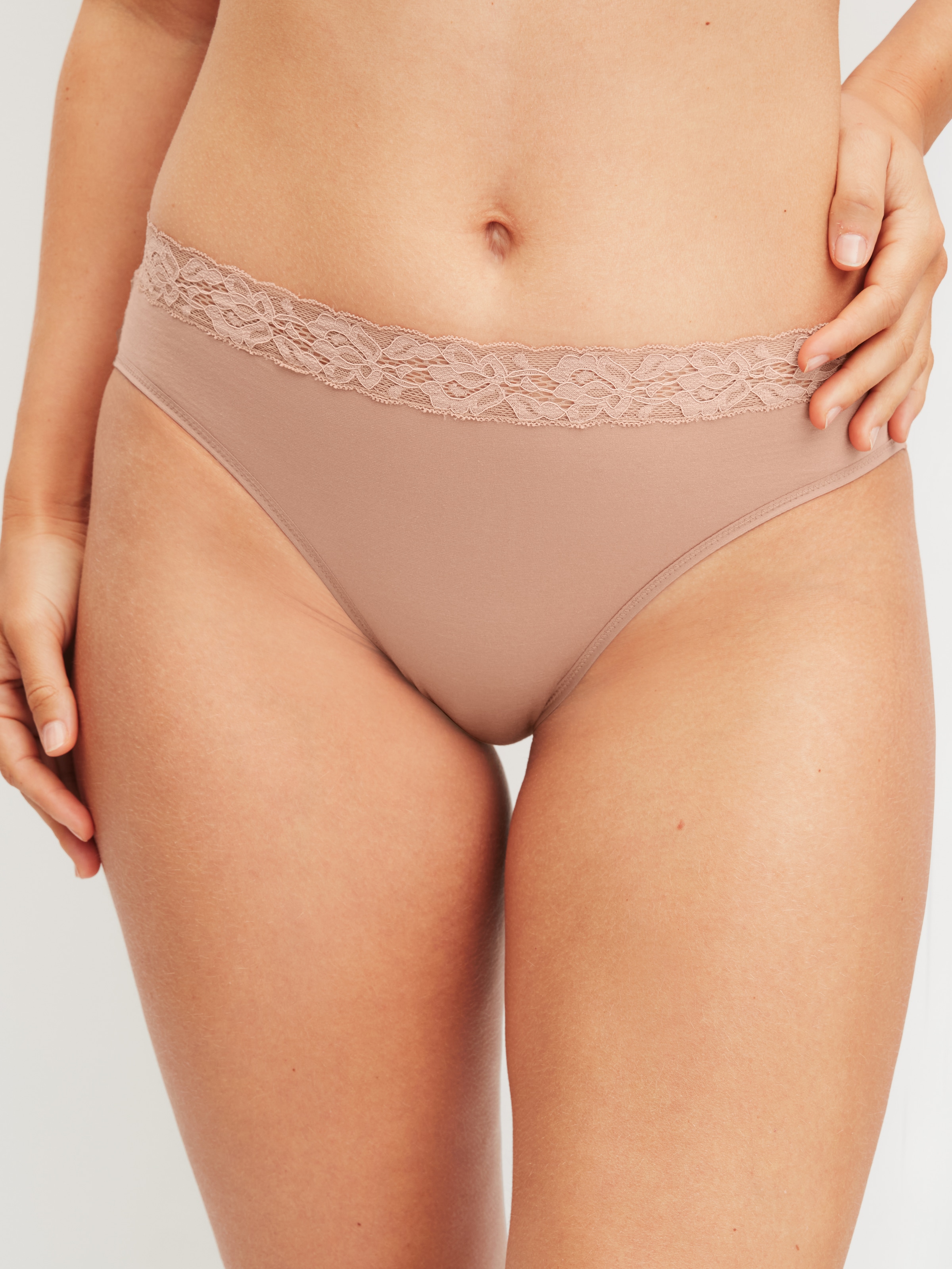 CALIDA Slip »Natural Comfort Lace« verspielte Spitze, Regular-Cut, elastischer Single Jersey, weich