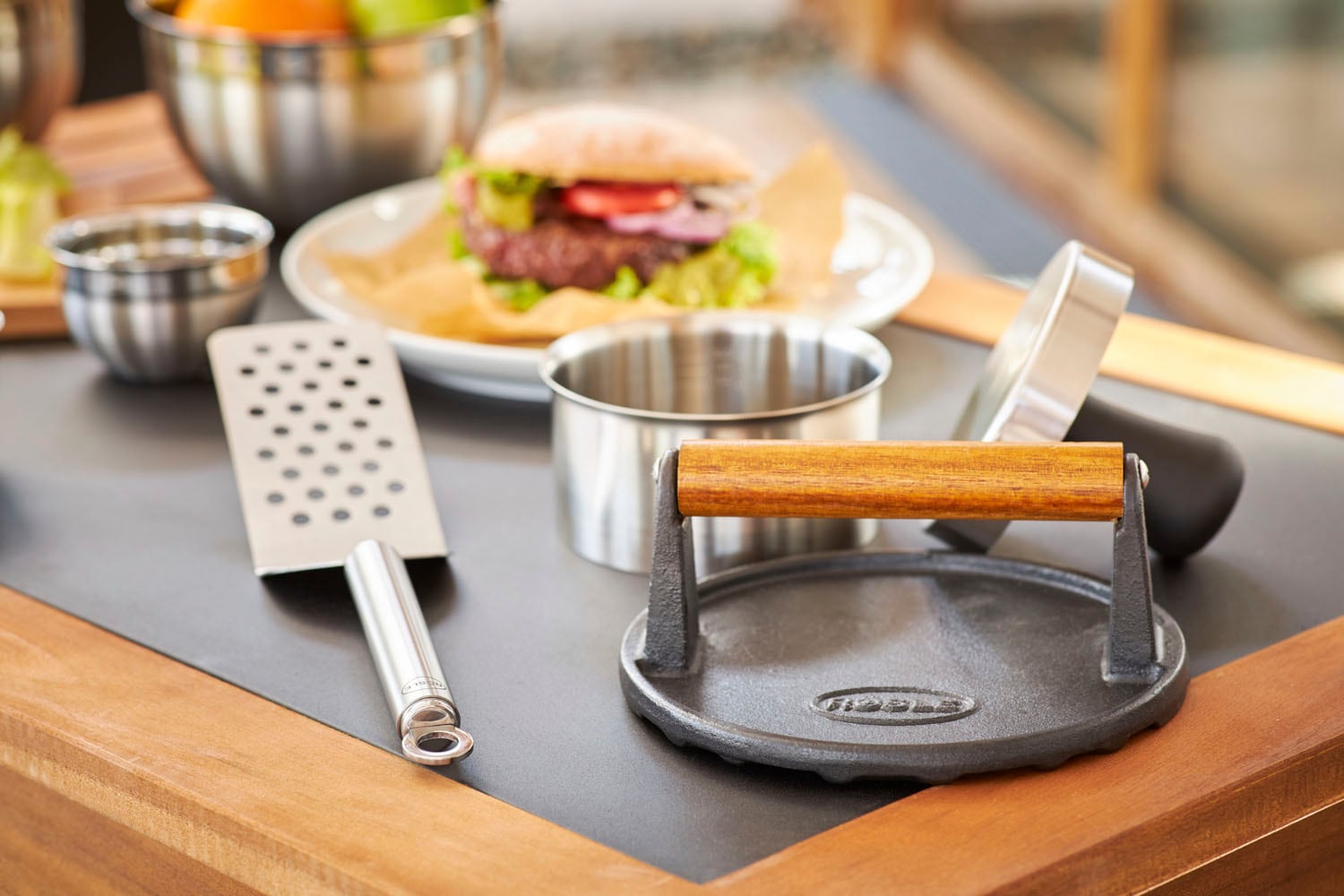 RÖSLE Burgerpresse »BBQ Gewicht, 25231«, Barbecue-Gewicht zum schnelleren Garen, Gusseisen, Holzgriff, 17,5 cm