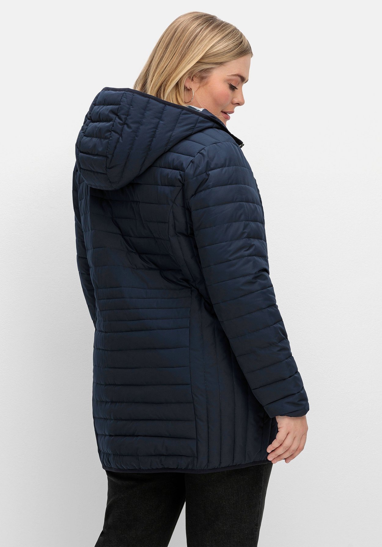 Sheego Steppjacke »Longsteppjacke leicht wattiert, mit Kapuze«, mit Kapuze, leicht wattiert, mit Kapuze