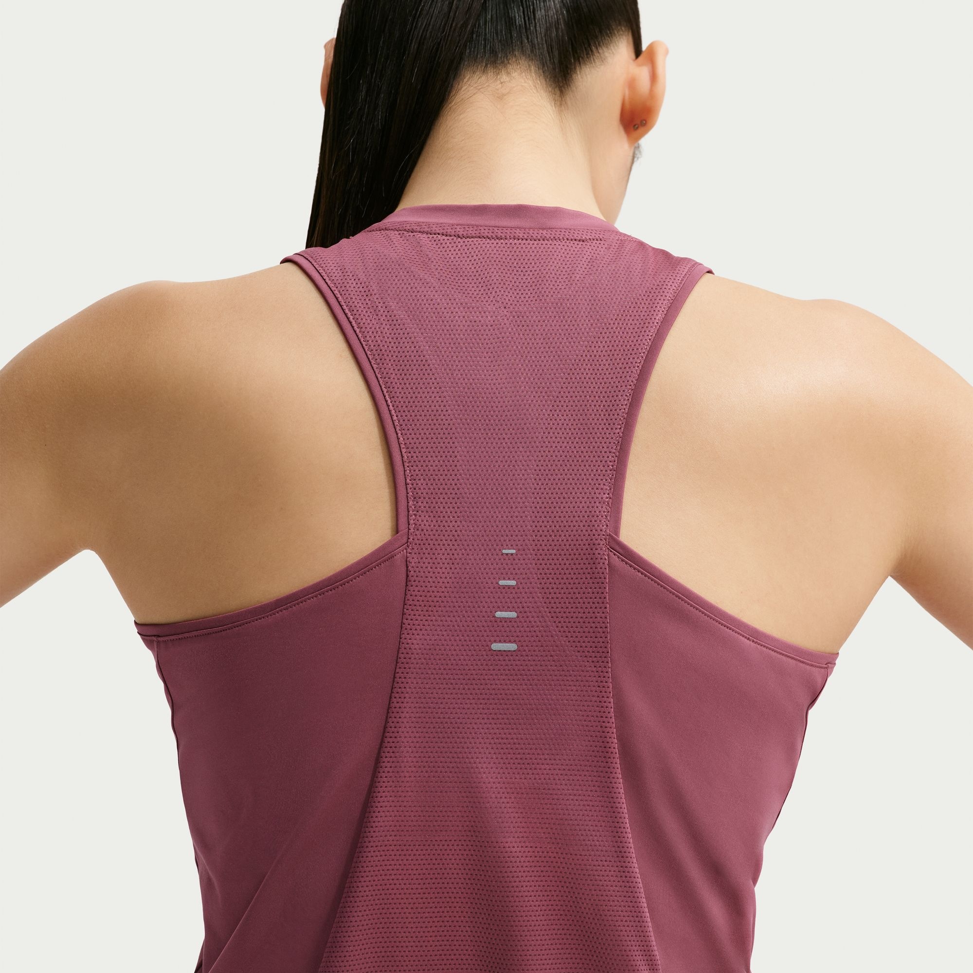 Nike Lauftop »W NK SWIFT DF TANK STNDRD« ärmelloses Design, leichtes Material, lockerer Schnitt