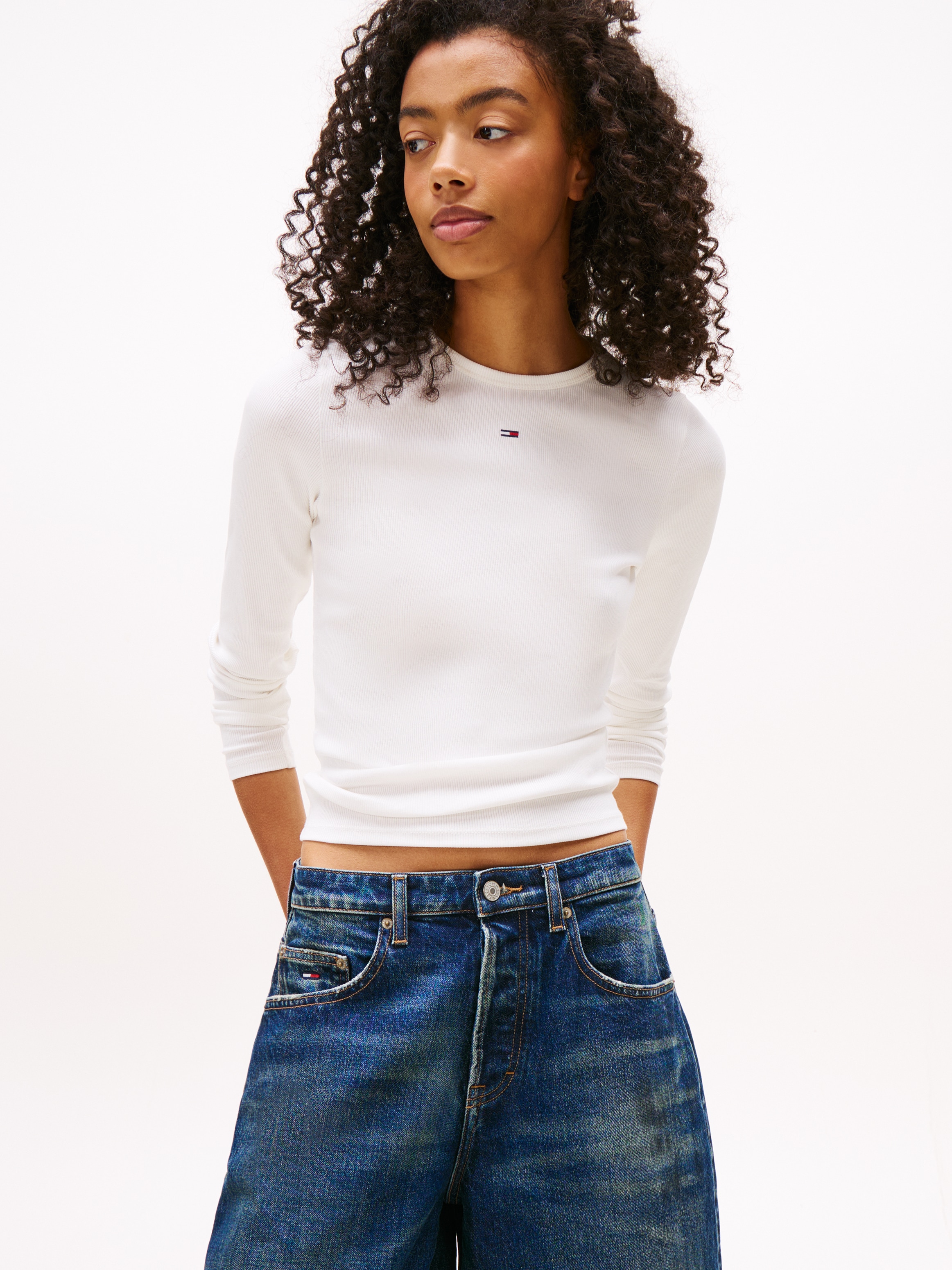 Tommy Jeans Langarmshirt »TJW SLIM ESSENTIAL RIB LS«, mit Logostickerei
