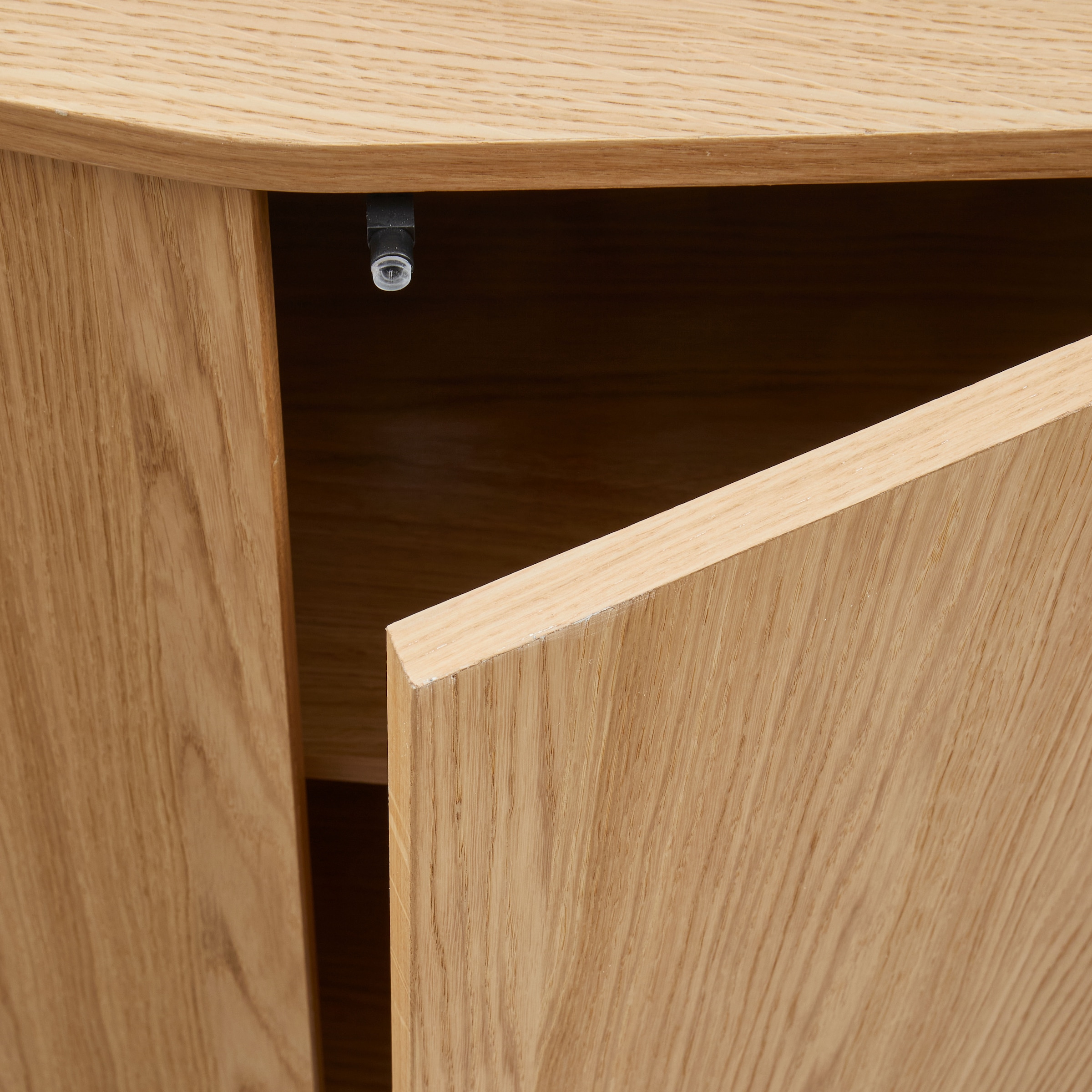 WOOOD Kommode Sideboard aus Eichenfurnier mit zeitlosem Design und Maserung