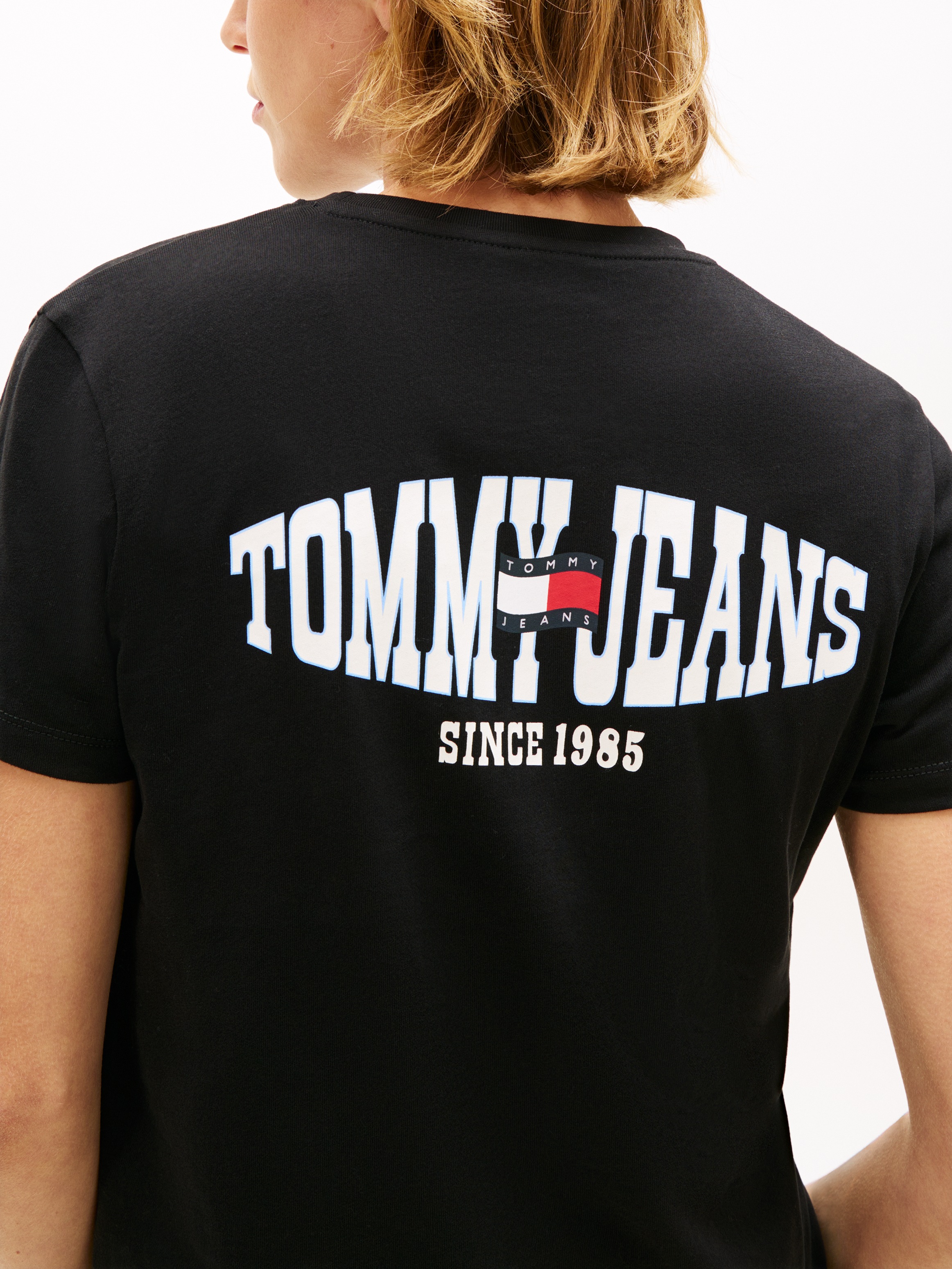 Tommy Jeans Kurzarmshirt »TJW REG WAVY FLAG SS TEE EXT« Tommy Flag-Badge auf Brust, Jersey aus reiner Baumwolle