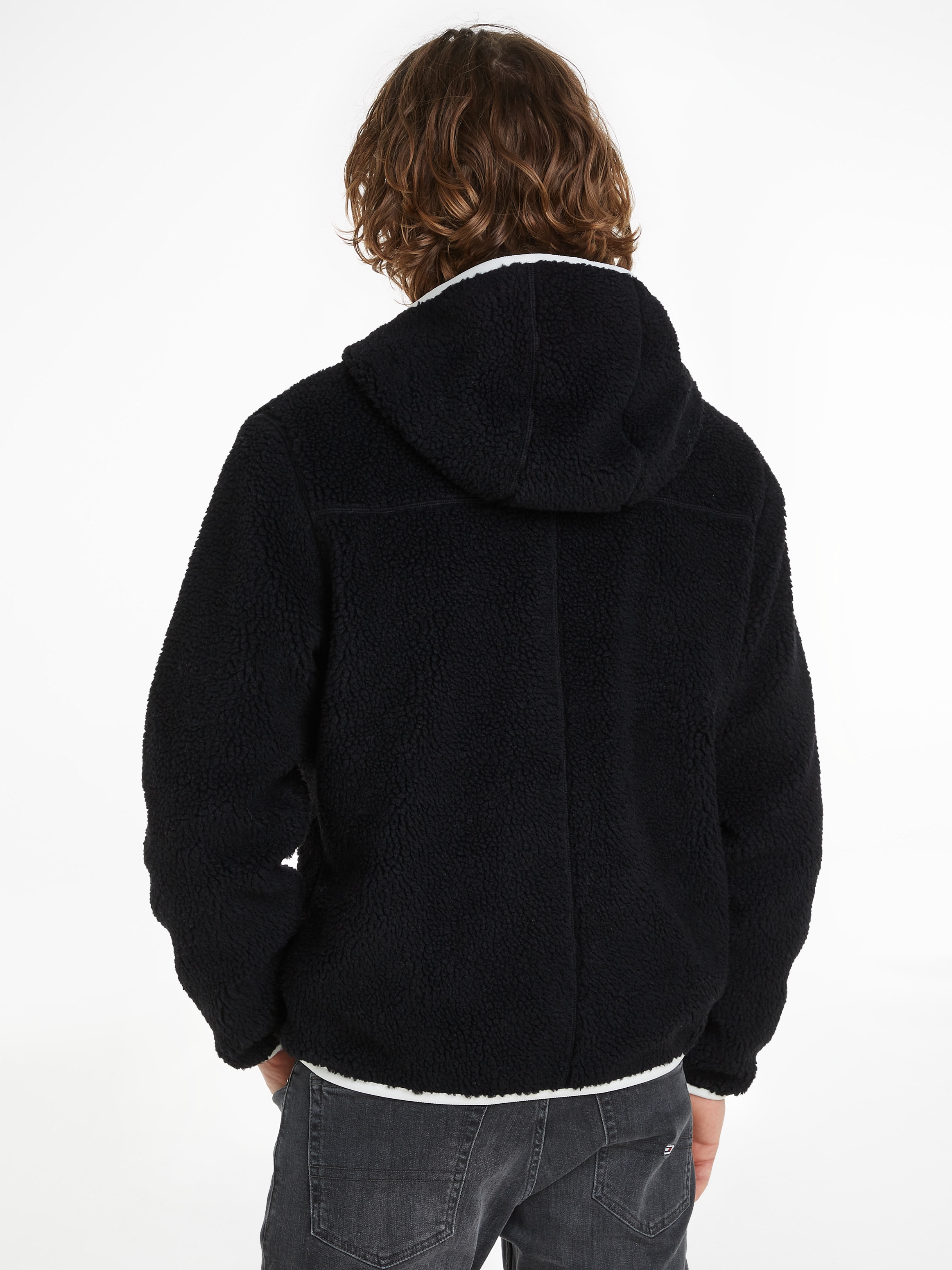 Tommy Jeans Plüschjacke »TJM REG BADGE TEDDY ZIP TRU EXT«, mit Kapuze, Freizeitjacke, Übergangsjacke, Teddyjacke mit Logopatch