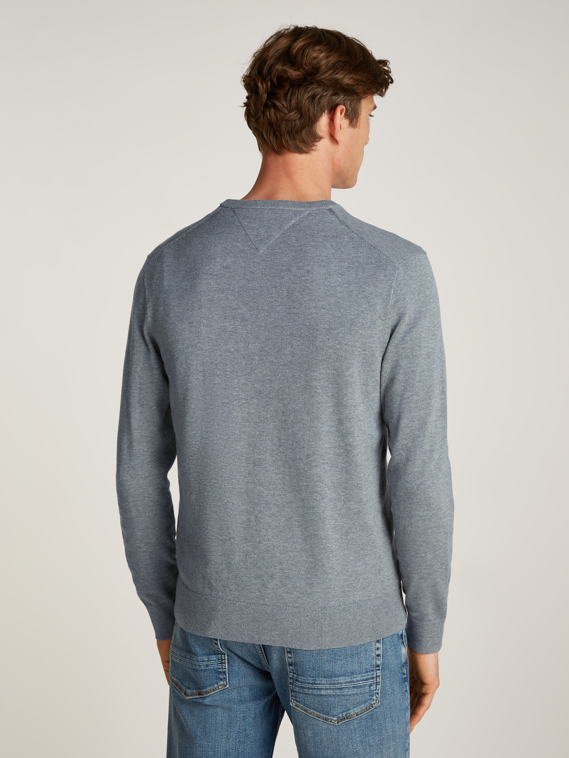 Tommy Hilfiger Strickpullover »ESSENTIAL COTTON V NECK mit V-Ausschnitt und Stickerei«, unifarben, casual, regular fit, Baumwolle, V-Ausschnitt