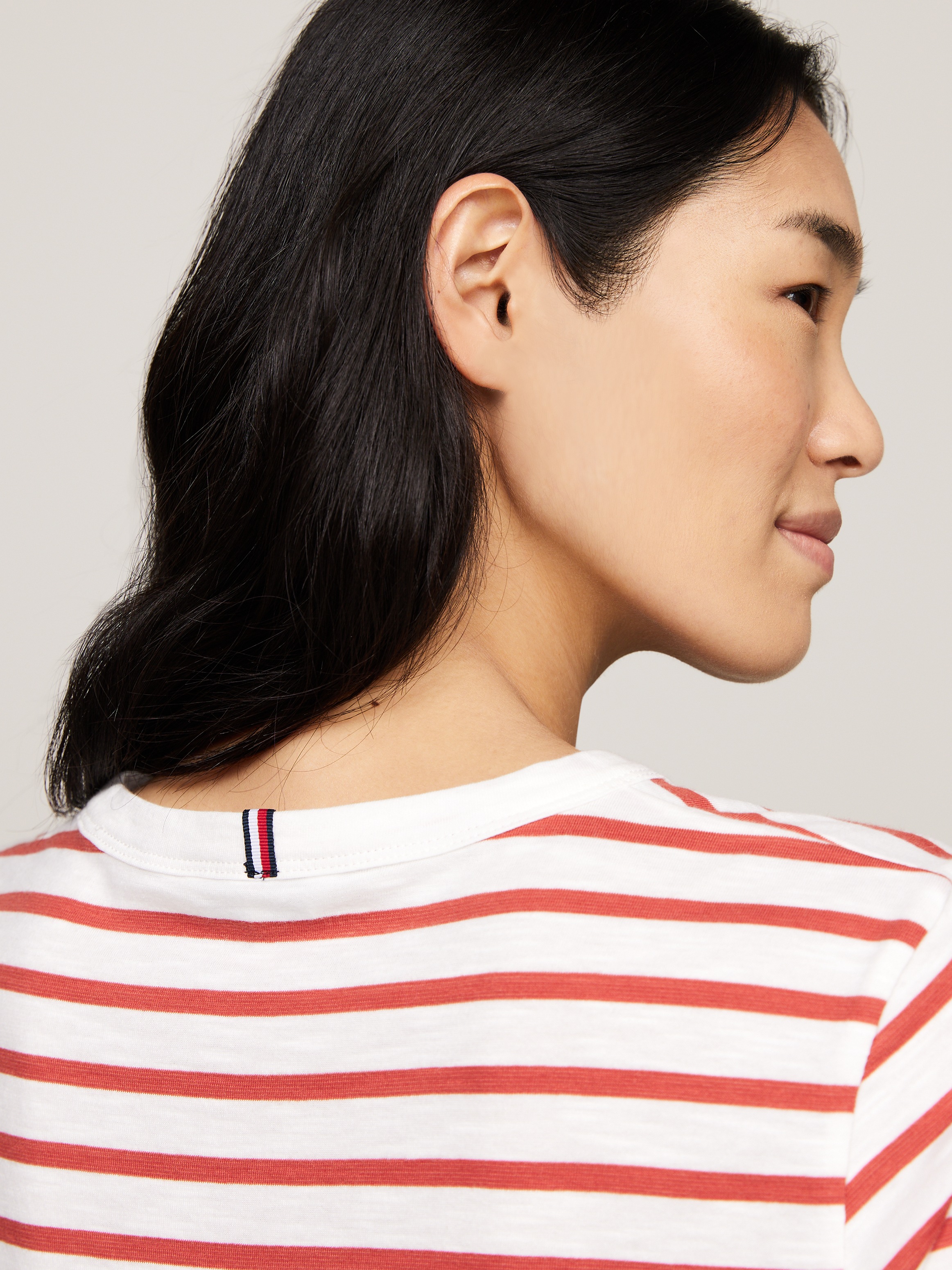 Tommy Hilfiger Rundhalsshirt »1985 SLIM SLUB C-NK SS«, mit Logostickerei