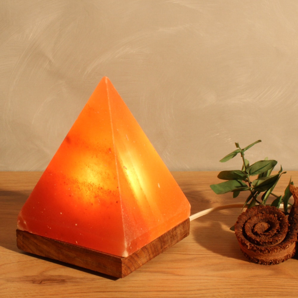 HIMALAYA SALT DREAMS Salzkristall-Tischlampe »Pyramide«, Leuchtmittel E14 | Leuchtmittel wechselbar, Handgefertigt - jeder Stein ein Unikat, H: ca. 17,5 cm