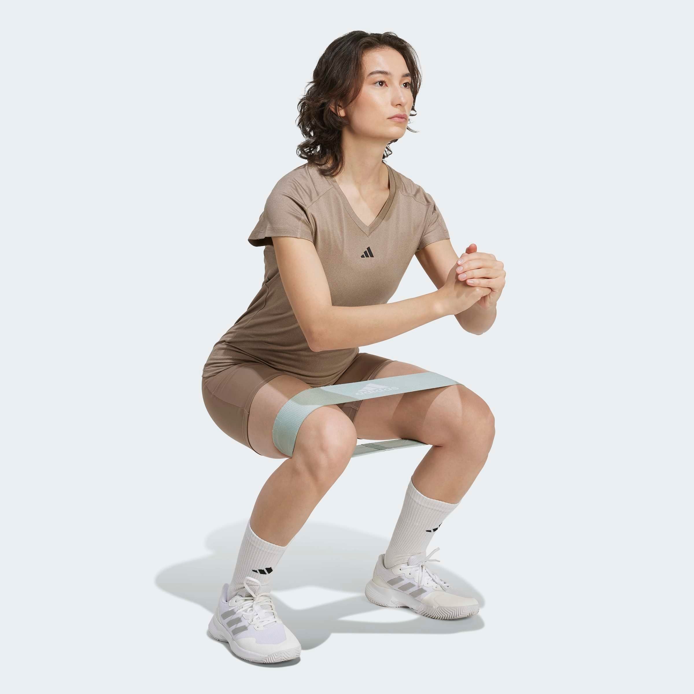 adidas Performance T-Shirt »AEROREADY TRAIN ESSENTIALS MINIMAL BRANDING V-NECK« Trainingsshirt, feuchtigkeitsabsorbierend mit V Ausschnitt
