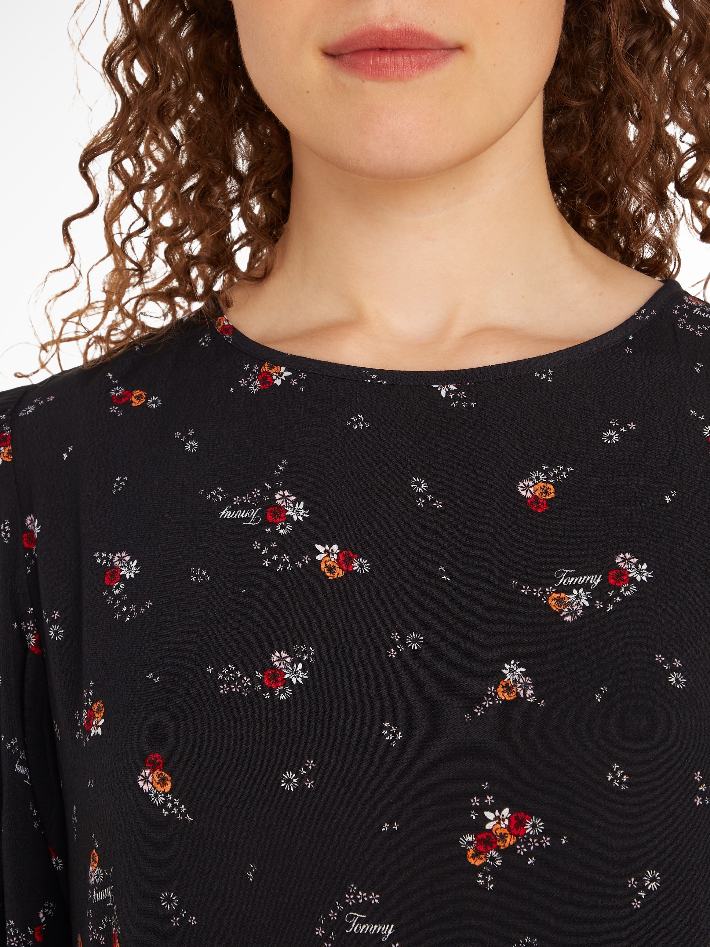 Tommy Jeans Curve Blusenkleid »TJW BLACK FLORAL TIERD DRESS EXT«, Große Größen