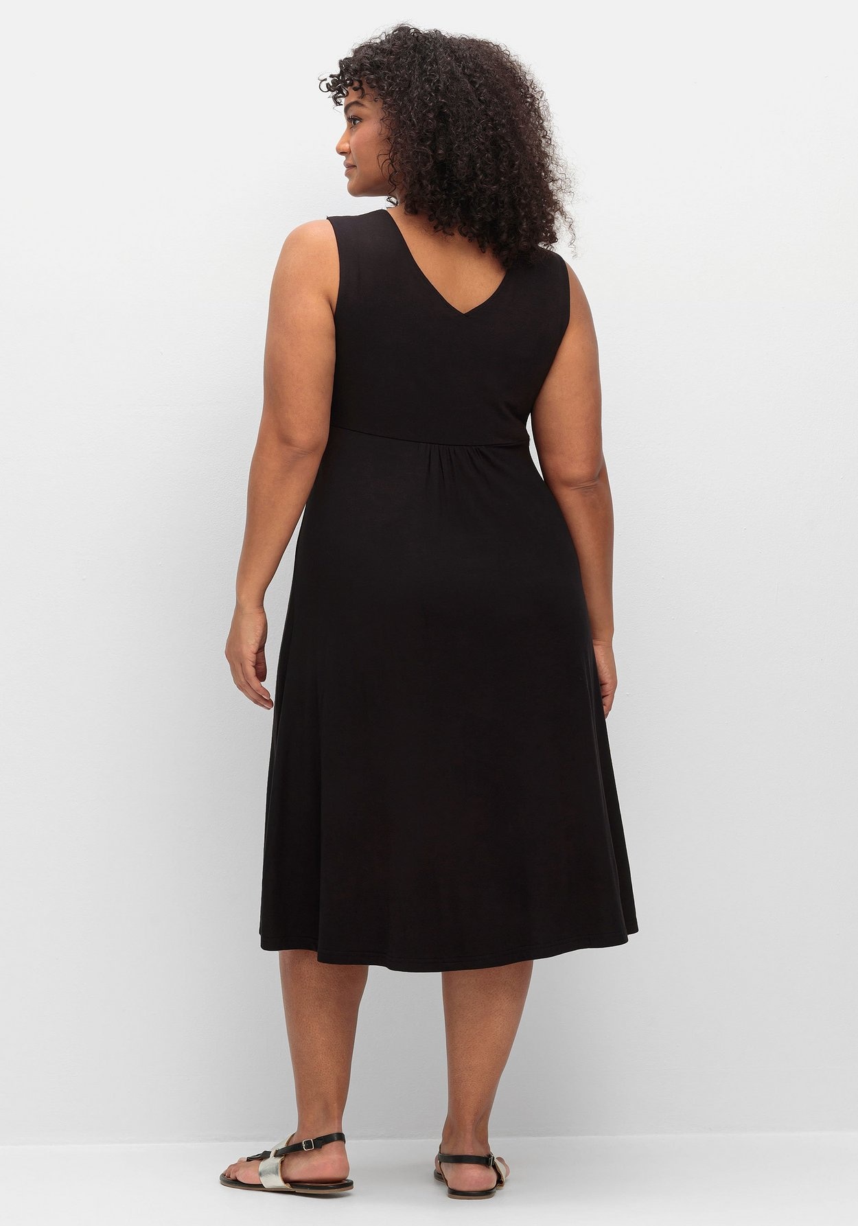 Sheego Jerseykleid »Ärmelloses Jerseykleid mit Raffung vorn«