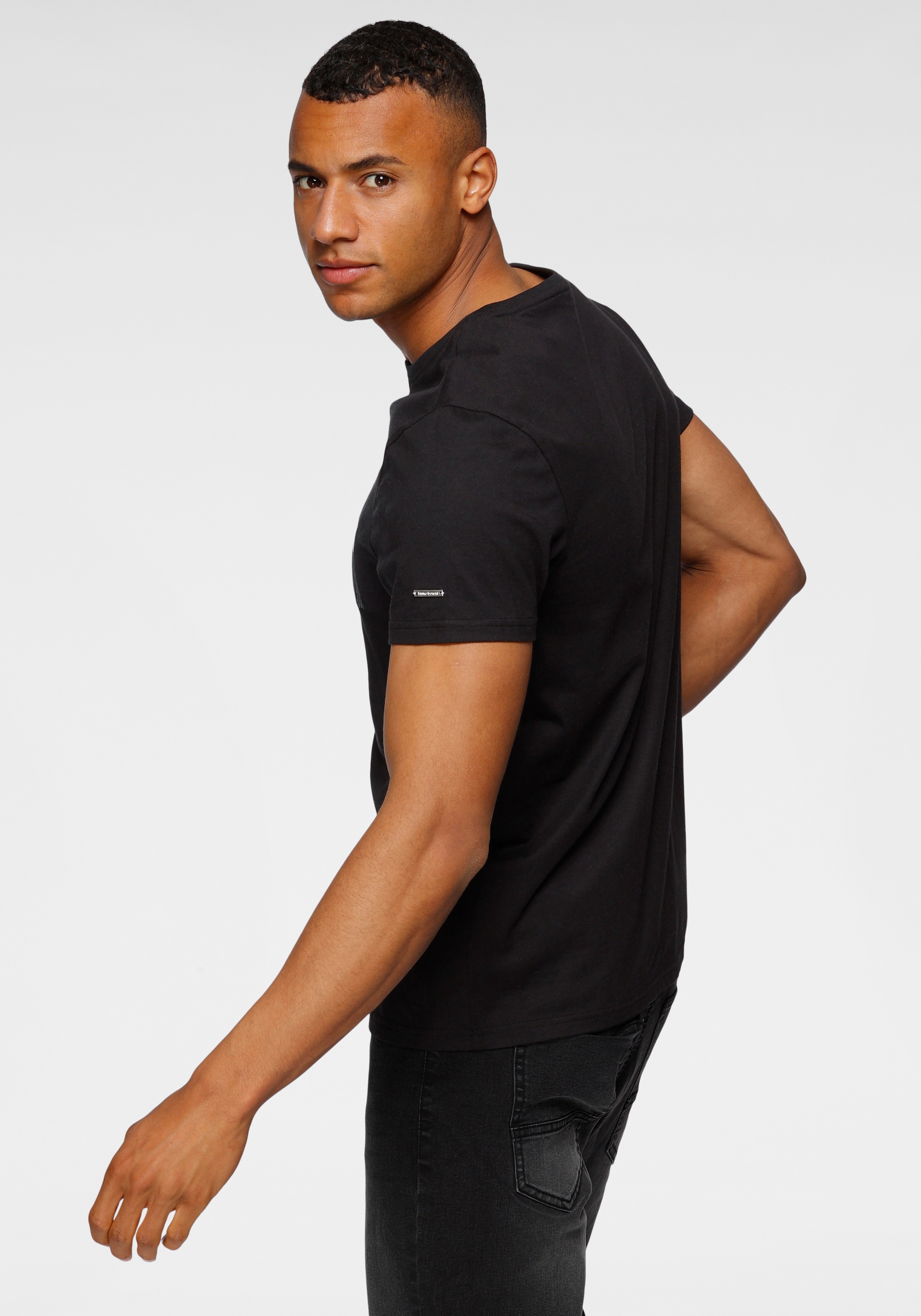 Bruno Banani T-Shirt, kurzärmelig, schmal geschnitten, bedruckt, aus Baumwolle