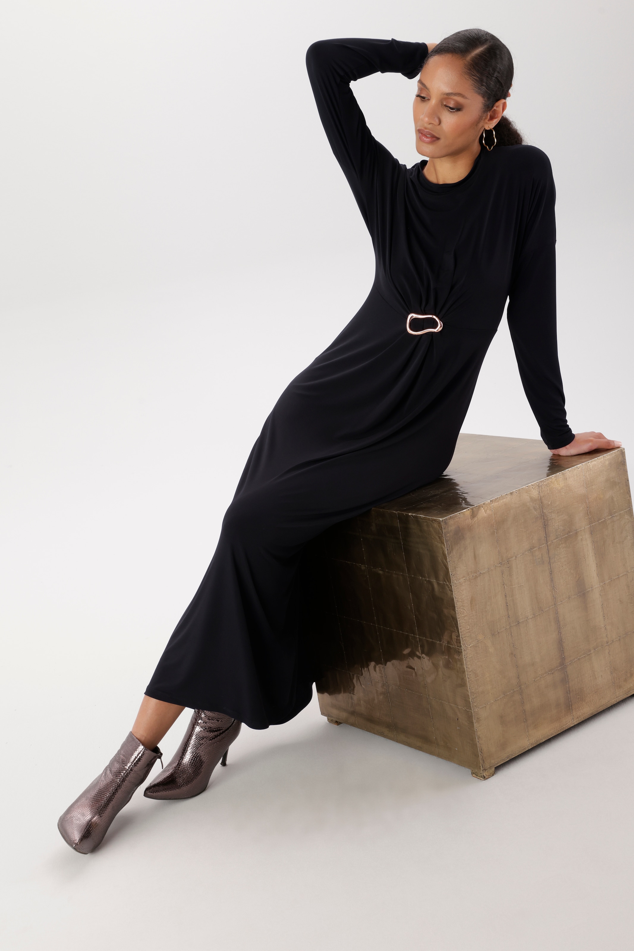 Aniston SELECTED Maxikleid schmeichelnde Raffung mit dekorativer Brosche - NEUE KOLLEKTION