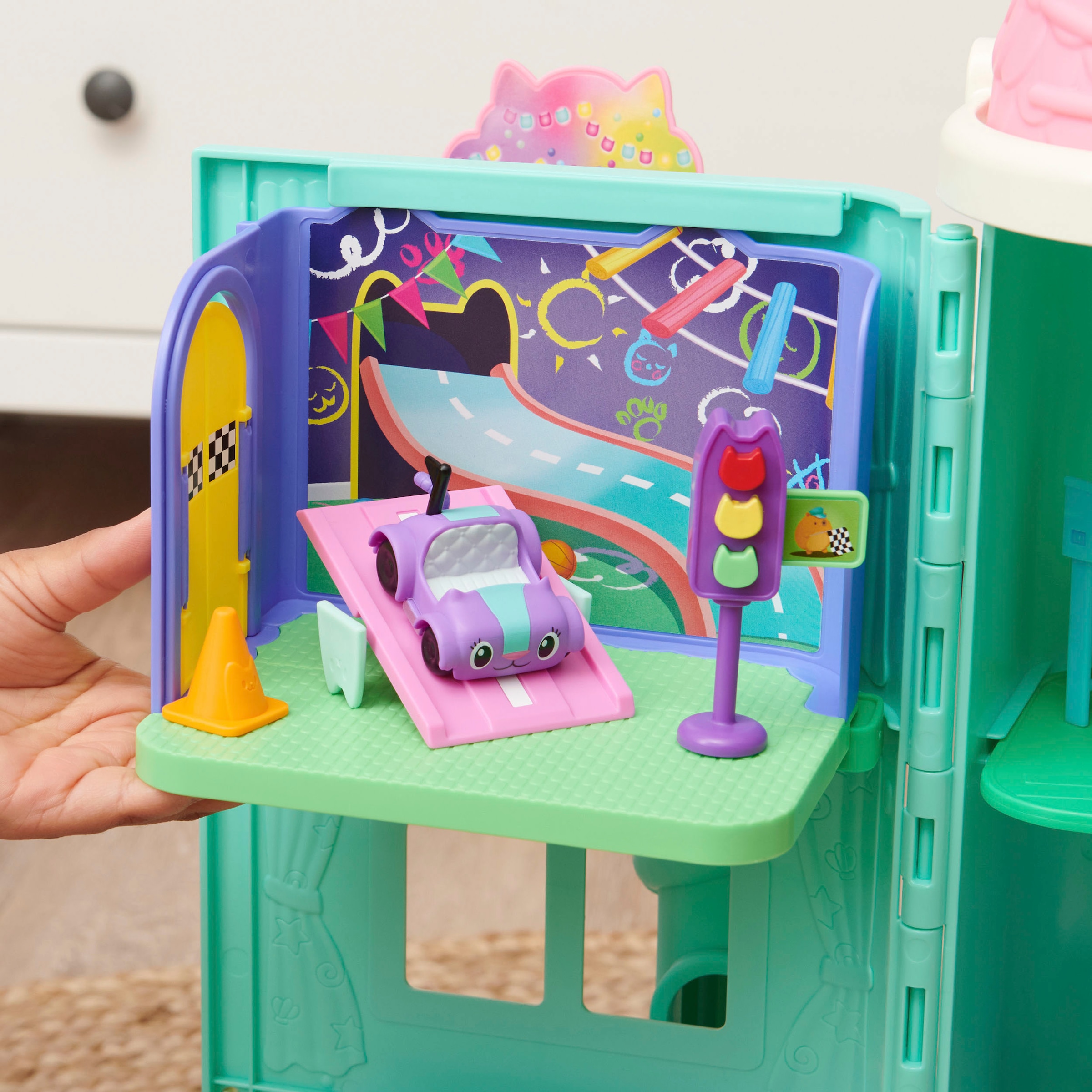 Spin Master Spielwelt »Gabby's Dollhouse – Deluxe Room – Carlita's Spielzimmer«, Spielzimmer mit Carlita Auto, Möbelstücken und thematischem Zubehör