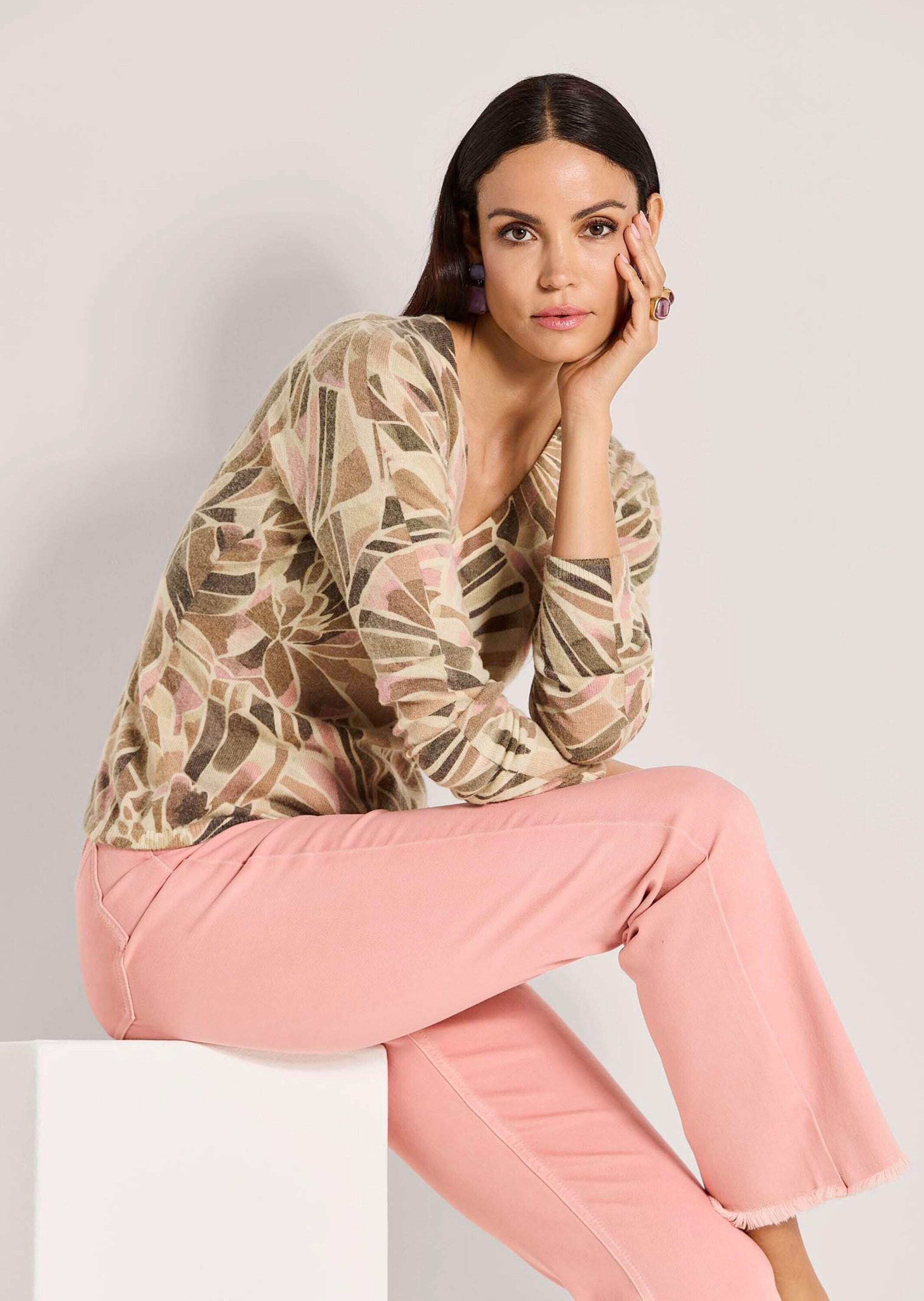 MADELEINE Longpullover »Strickpullover Luxuriöser Glattstrickpullover mit floralem Design«