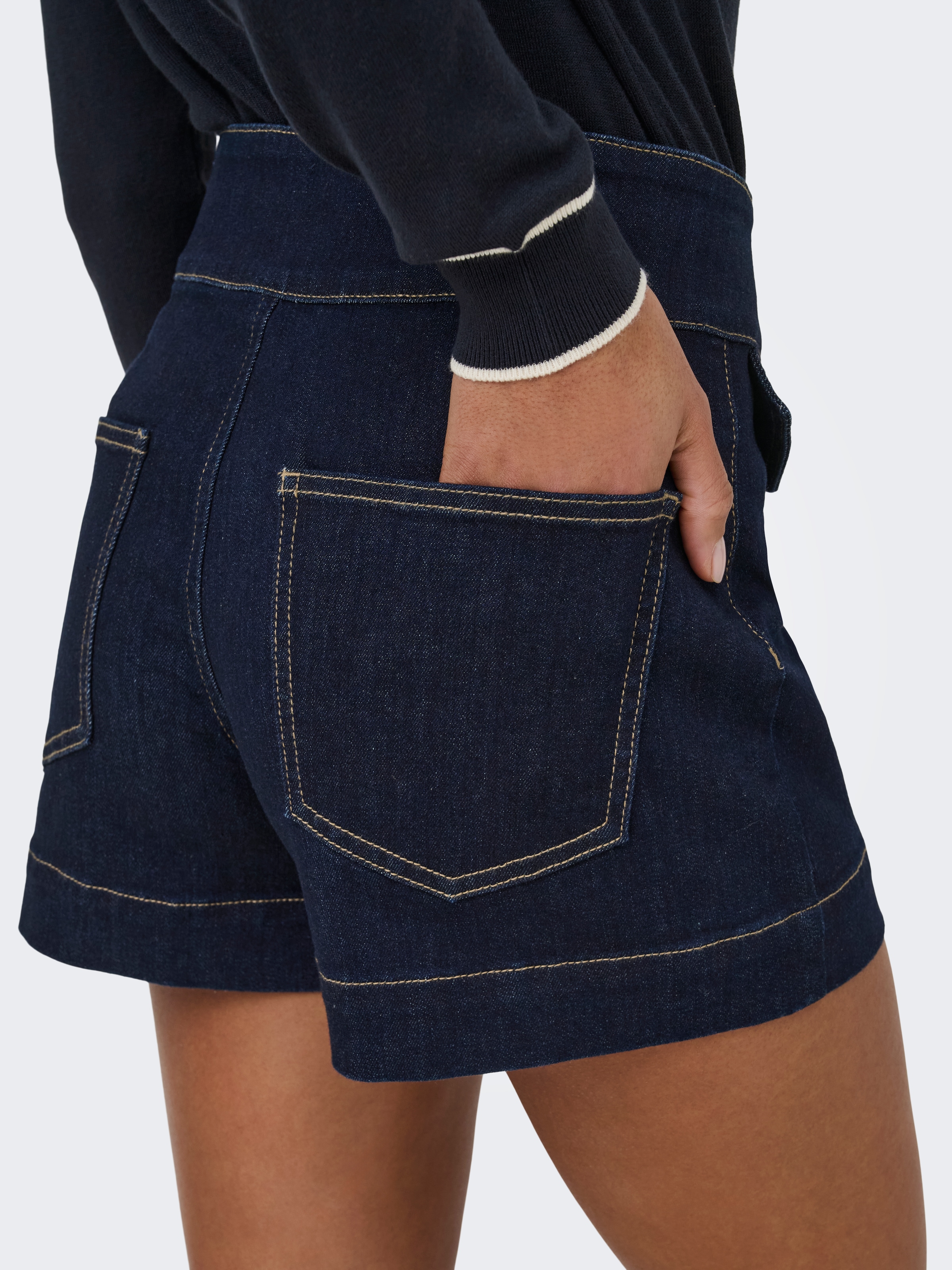 ONLY Jeansshorts »ONLEMILIA HW GOLD BUT DNM SHORTS NOOS« Materialmix, regular fit, High Waist