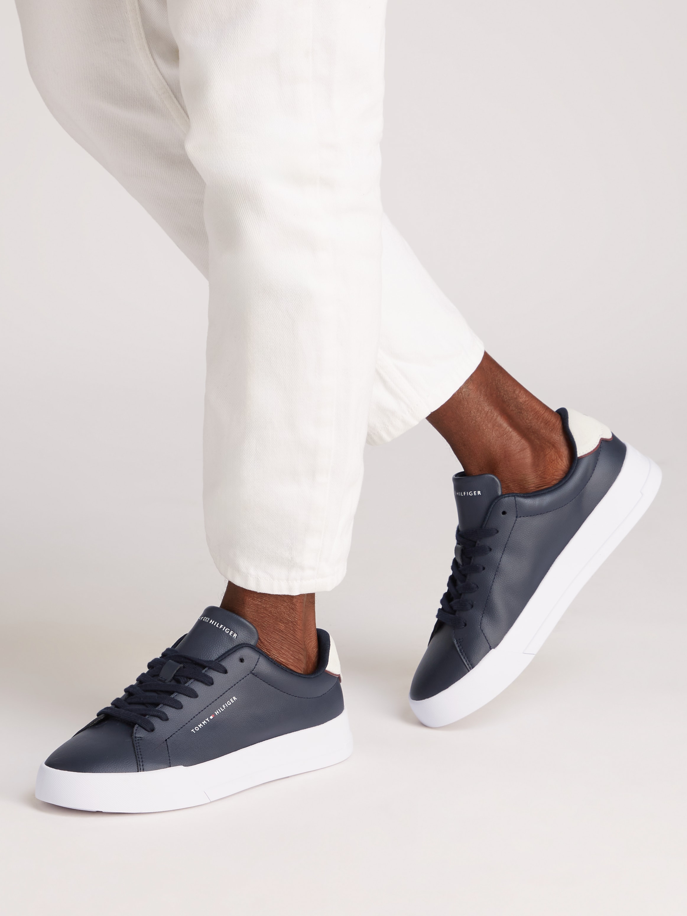 Tommy Hilfiger Sneaker »TH COURT LTH DETAIL ESS«, Freizeitschuh, Halbschuh, Schnürschuh mit seitlichem Logoschriftzug