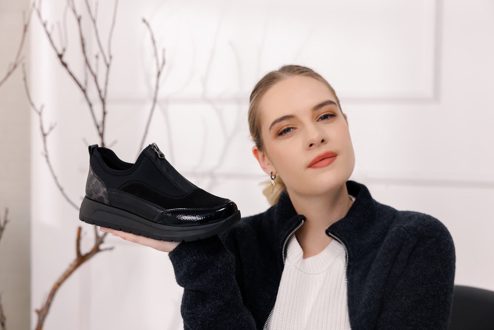Remonte Plateausneaker, Halbschuh, Casual-Sneaker mit Lackdetails