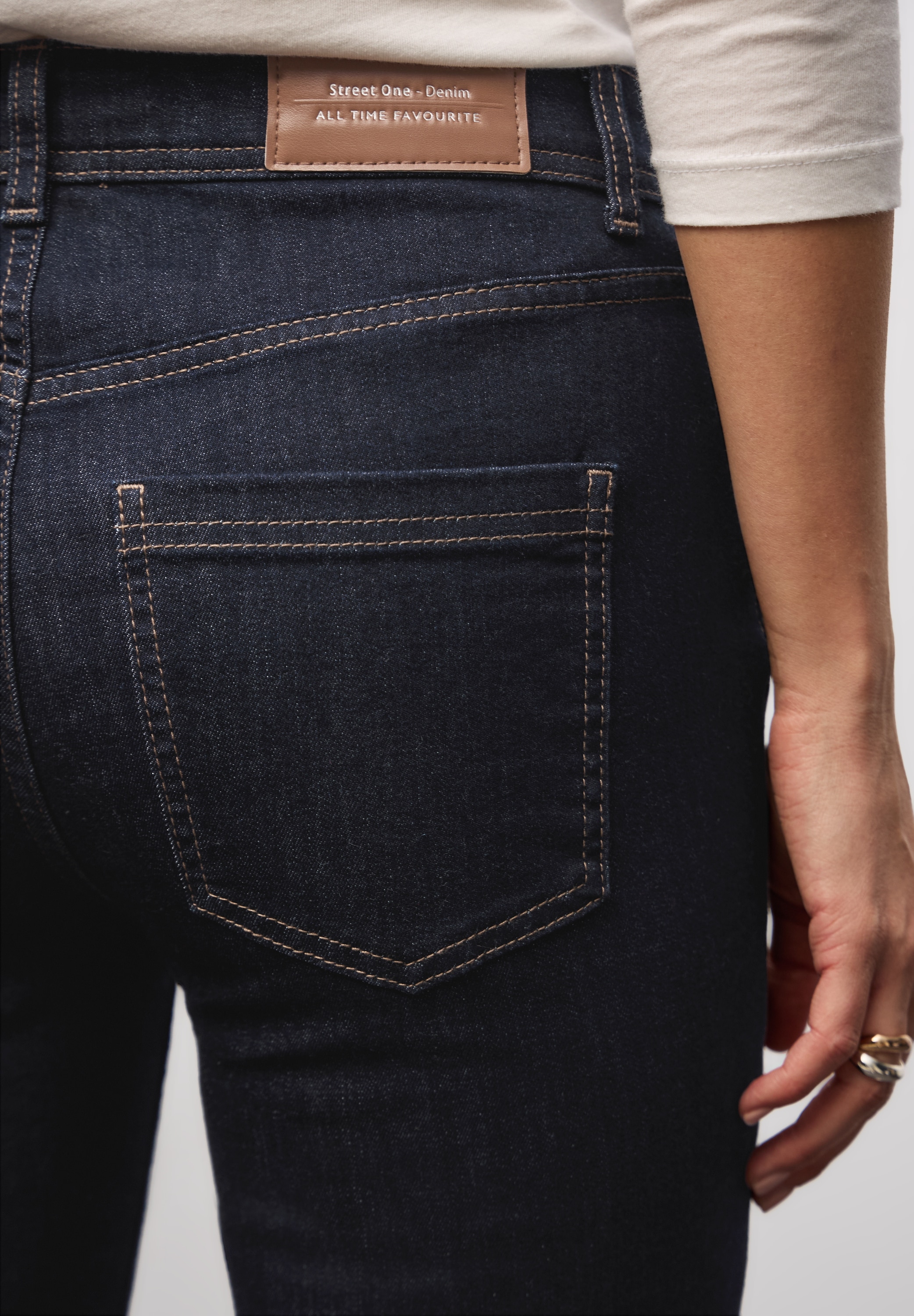 STREET ONE Bootcut-Jeans im modernen Rinsed Look, mit Stretch