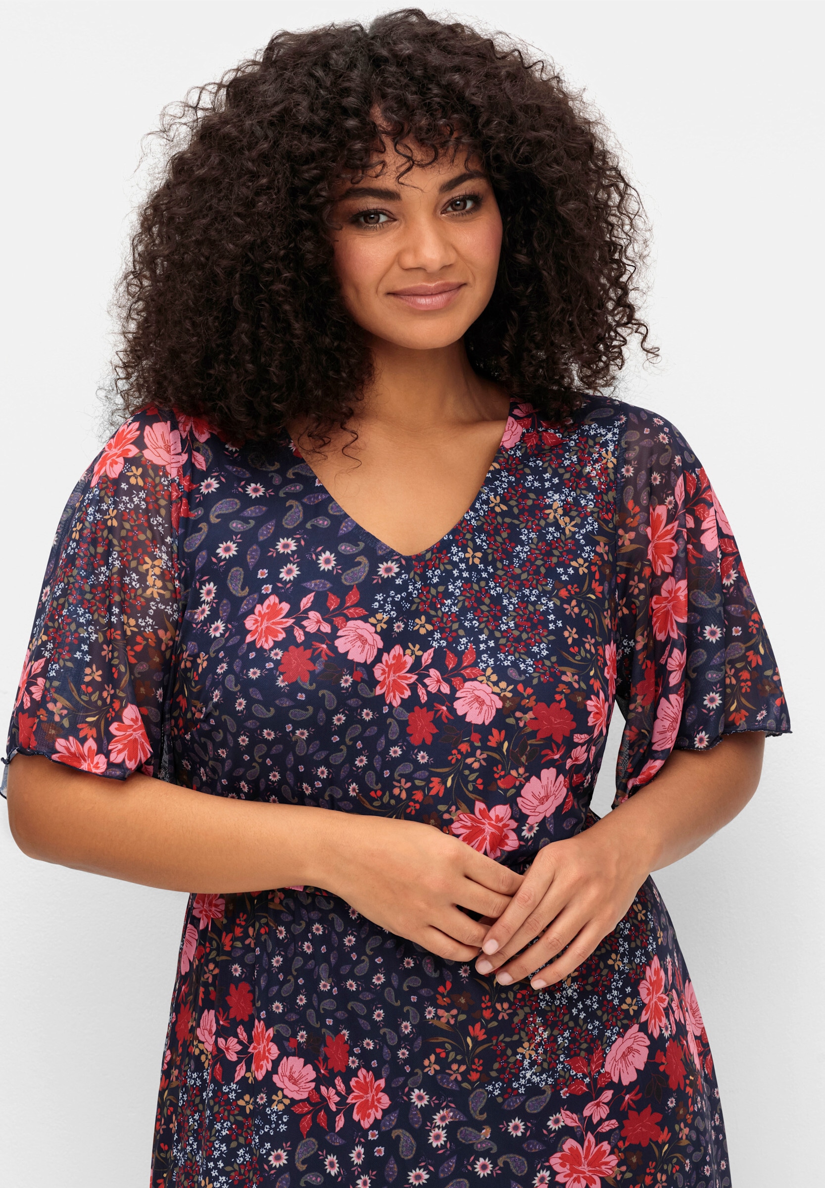 sheego by Joe Browns Sommerkleid »Mesh-Kleid Blumenkleid aus weicher Mesh-Qualität« Ohne Tasche mit Blumendruck und blickdichtem Futter