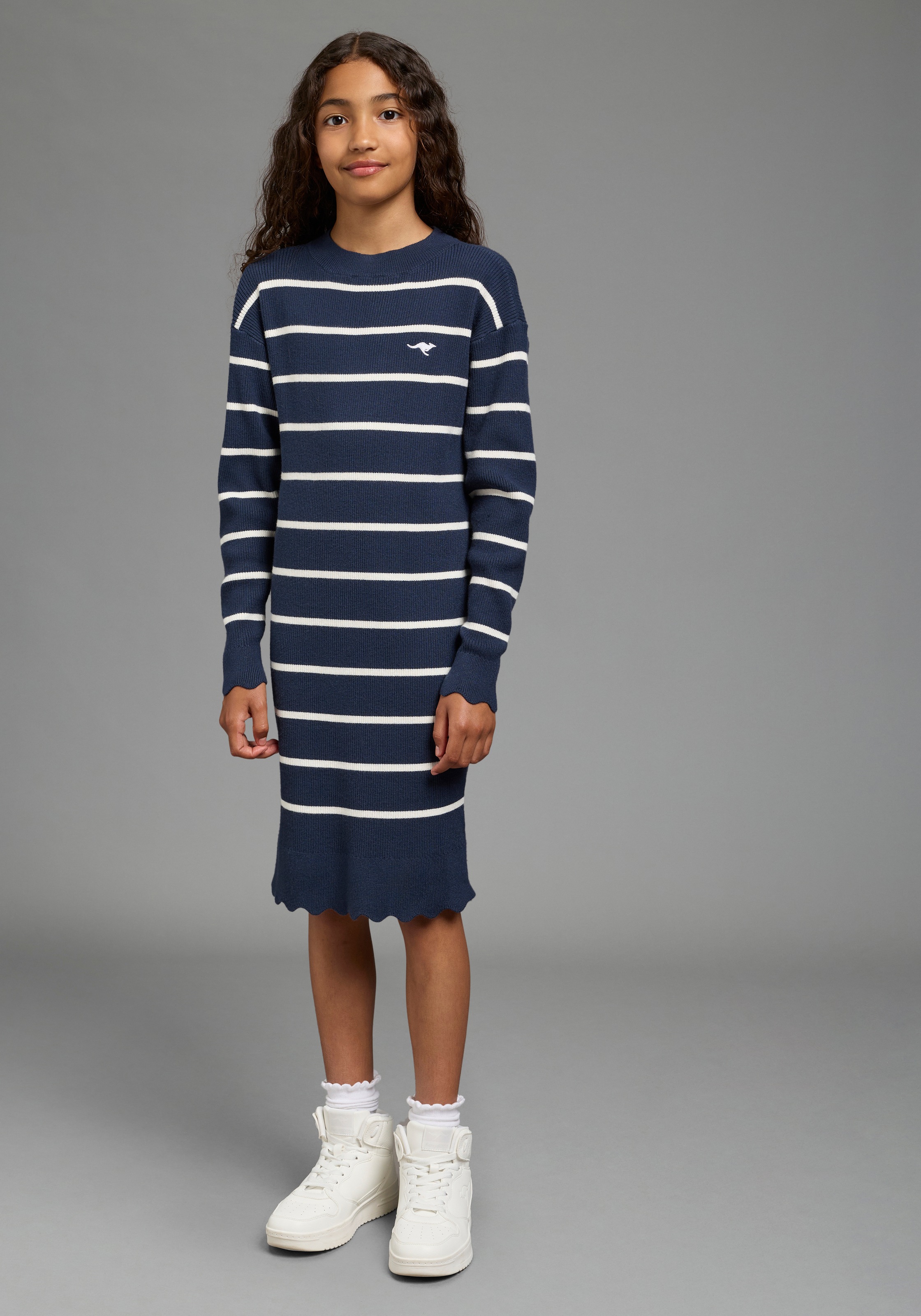 KangaROOS Strickkleid »Modisches KangaROOS Ringelkleid aus weichem Feinstrick« Trendiges gestricketes Kleid mit Logo-Stickerei, knielang, geringelt